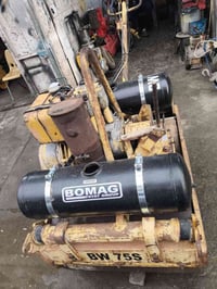 حادلة بوماك يدويه ألماني المنشأ واحد طن جاهزة من كلشي كير وماطور جديد ...