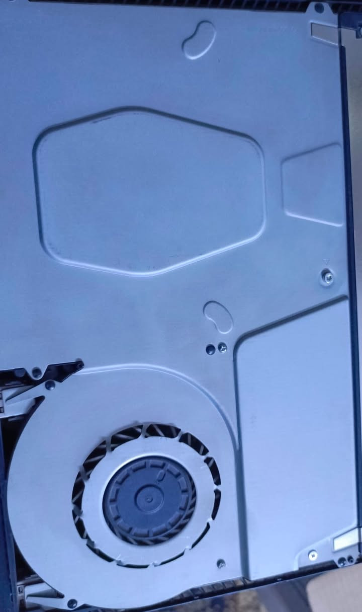 سلام عليكم عندي بلي فور سلم  مامفتوح نضيف كامل ويا كارتونه ويوبي اس كامل هم ويا كارتونه ويا ثنين يدات تجاريات وبي ٣ اقراص مثل ماموضح بل صوره وثنين تنزيل داخل جهاز العنوان بغداد المشتل رقم *********** واتساب موجود مستعجل عل بيعته ٢٣٠ الف بي مجال بسيط
