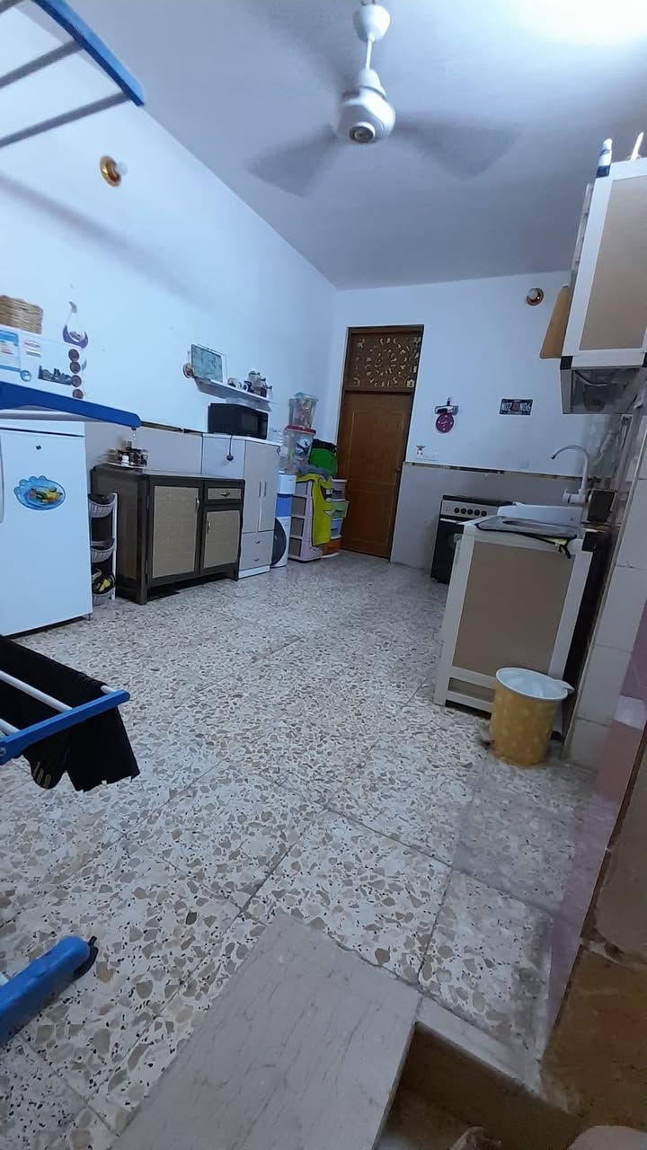 بيت للبيع مساحه ١٠٠ بالامين الثانيه السده جديده طابقين يحتوي طابق الاول على صحيات عدد ثنين واستقبال ومطبخ وغرفه ويحتوي طابق الثاني ع صحيات وغرفتين ومطبخ وبي سطحين للإستفسار اكثر  على رقم ***********
