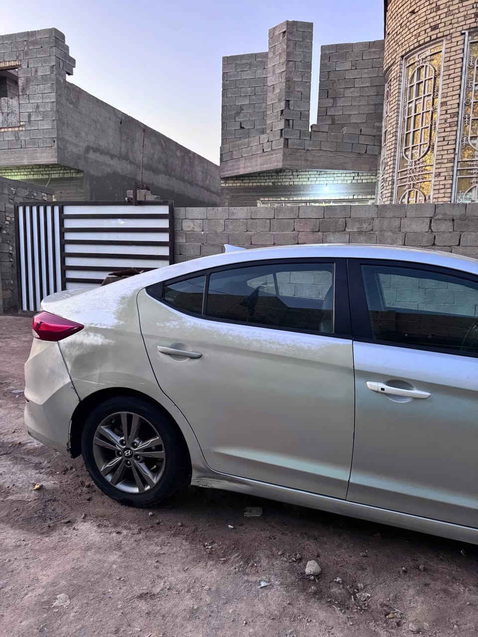 ألنترا 2018 وارد أمريكي فول مواصفات 1/1 
السيارة بيها صفحة كاملة باب وجاملق مبدل نفس اللون مال فتح وصارت بيها طخات وبيها جراد مثل ما واضح ب الصور  .كشر السيار واضح مثل ما بصور السيارة ماشية 83 
السيارة شمالية سنوية منتهية 
سيارة فتحة سقف 
بصمة تشغيل
***********
مكان السيارة شط العرب الكباسي البصرة, العراق
