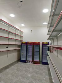 تجهيزات (رفوف وبرادات) بحالة ممتازة جداً ونظافة عالية، جاهزة للتركيب و...