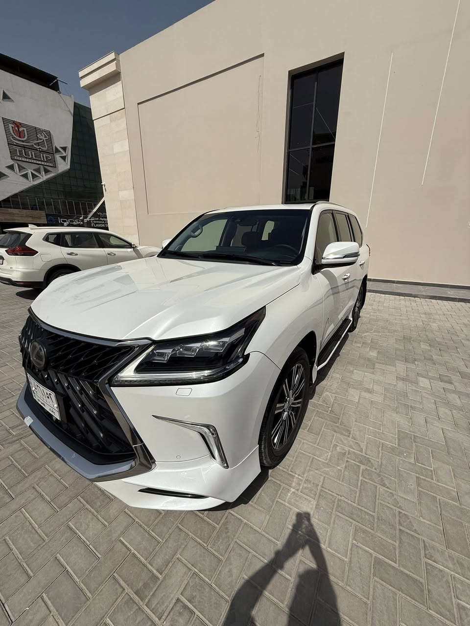 سلام عليكم للبيع لكزز ٢٠١٩
داخل قرميطي مراوس حسب القناعه حتى إذا الفيشن 
فول للاخير بريم.            بيها تقسيم جاملغ امامي رقم بغداد بسمي 
ويل كروم       
رادار 
تحديد مسار 
حساس امامي خلفي 
٥ بصمات
٥ كامرات
جميع الكشنات كهرباء 
تدفئه تبريد بل كشنات
مري شفط 
٣ شاشات
باقي المواصفات معروفه 
ماشيه ١٢٥ 

*********** 
السعر ٦٥٠ وبيها مجال
