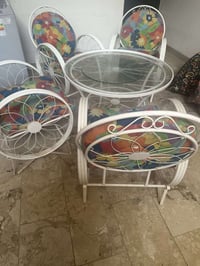 ميز و٤ كراسي • نضيف • السيديه