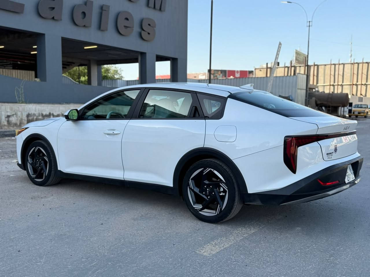 السلام عليكم
(كيا K4 2025 EX) رقم بغداد بأسمي 
حادثها تبديل بنيد فقط 
صور الحادث بالمنشور 
ايرباك دركة وبردة

المواصفات:

بصمة / هندبريك دكمة / لايت LED / مكينة 2000 / دوش / شاشة كبيرة متصلة ديجتال / اوتو هولد / LED امامي وخلفي / قيادة ذاتية / كامرة دوارة / رادار تعديل مسار / اوتو بريك / رادار جانبي / مود درايف / تحكم ستيرن / كروس سرعة / مانع انلاق / بلوتوث / اواكس / USB / شاحن لاسلكي

مكاني بغداد البلديات 

السعر 155  ورقة وبيها مجال 

للاستفسار الاتصال ع الرقم ***********
