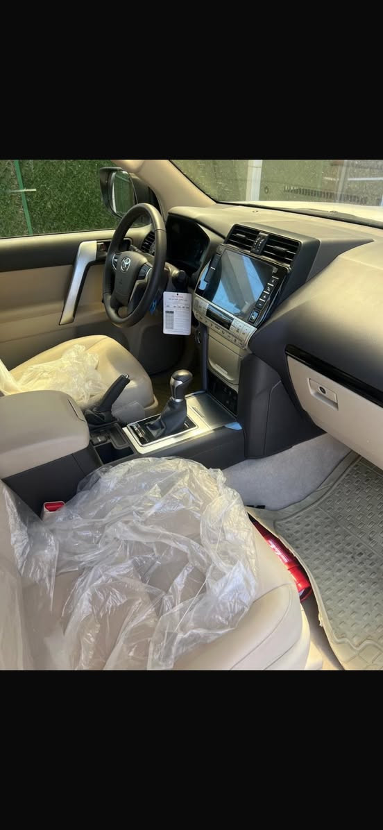 السلام عليكم سياره برادو للبيع مكفوله فول الون ابيض بأسمي ثاني يوم التحويل ماشيه 17000 الف موديل 2023 TTX لل تصال ***********
