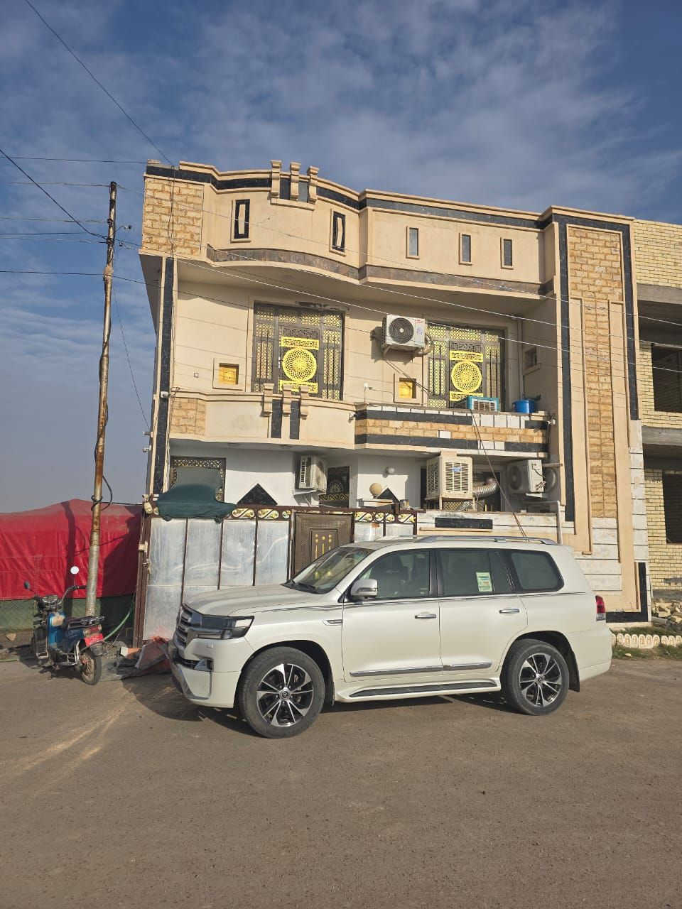 سلام عليكم 
مشتمل للبيع 
مساحة 100 متر واجها 10 نزال 10 

يحتوي على 4 غرف الطابق الارضي 1 غرفه + استقبال + مطبخ + صالة ..
الطابق الثاني 3 غرف + صالة + بيتونه 
المشتمل كامل وبناء معتمد 

المكان الفلوجة ضباط السريق مجاور مجمع الجنائن السكني شارع تبليط مكانه كلش حلوو 

السعر 120 وبيه مجال بسيط للشراي 

للأستفسار..
***********
***********
