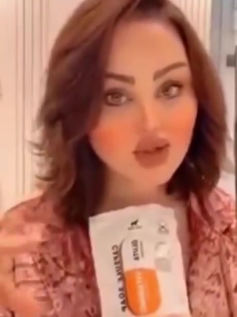 صابونة الكبسولة من Phil skin الكورية 🇰🇷الاصلية الوجبة الاولى 💯
متوفرة بالوانها الثلاثة  🔥

الاخضر. 
1- بخلاصة شجرة الشاي تقضي على الشوائب وتزيل بقايا المكياج وتمنح البشرة نظارة ولمعان ورطوبة و ملائمة للبشرة الدهنية والبشرة المختلطه 

زيت شجرة الشاي الاخضر الغني بالخواص العلاجيه للبشره التي تُعاني من مشاكل الحبوب ويُعتبر من افضل مصادر المواد المُضاده للأكسدة الي بدورها مهمة حتى في تأخير ظهور علامات الشيخوخه بالبشرة ويعمل على تطهير البشره من البكتريا والفطريات ويساهم بتوحيد لون البشره والتخلص من التصبغات الناتجه عن الحبوب والبثور 

الازرق. 
2- بالكولاجين تقضي على الشوائب وتزيل بقايا المكياج وتمنح البشرة نظارة ولمعان ورطوبة

تحتوي صابونه الكبسوله على الكولاجين بنسبة ١٨٪؜ الذي يُعيد شباب البشره ويكافح التجاعيد ويشد البشره  ويقوي الجلد ويحافظ على  مرونته ويرمم البشره مما يساعد على القضاء على اثار الحبوب والجروح وتحتوي الصابونه ايضاً على خلاصات التين الشوكي الذي يكون مليىء بالأحماض الدهنيه التي تعمل على اعادة الهيكله للبشرة ويعالج الندوب والبشره التي تعاني من تصبغات كثيرة وعميقة

البرتقالي. 
3- الغنية بالفيتامين سي تقضي على الشوائب وتزيل بقايا المكياج وتمنح البشرة نظارة ولمعان ورطوبة ,, 

تحتوي على الڤيتامين سي بنسبه ٣٩٪؜ الذي يعمل على ترطيب الجلد من خلال الاحتفاظ بالماء داخل البشره واعادة الاشراقه لها ويجعلها صحيه اكثر ويخلصها من التصبغات لانه يساعد على تجديد الخلايا الميته بالبشره وايضاً لأحتوائه على مضادات الأكسدة القوية التي تساعد على منع مهاجمة الجذور الحرة لخلايا البشرة مما يساعد على الوقاية من الإصابة بعلامات الشيخوخة المبكرة. ويعمل على تفتيح البشره والتخلص من المشاكل الذي تنتج عن حروق الشمس
#الاصلي 💯💯💯
صنع في كوريا 
ملاحضة🛑 بنات هواية انواع صابونة الكبسولة كلهن تقليد فقط هاية الاصلية بيهة ختم وفسفورة الوجبة الاولى💯 
السعر ٥ الاف  
🚘 يوجد خدمة توصيل لجميع محافظات العراق ٤ الاف


**إذا كنت صاحب هذا الإعلان وتريد حذفه لأي سبب، رجاءا أرسل رسالة إلى الدعم الفني**