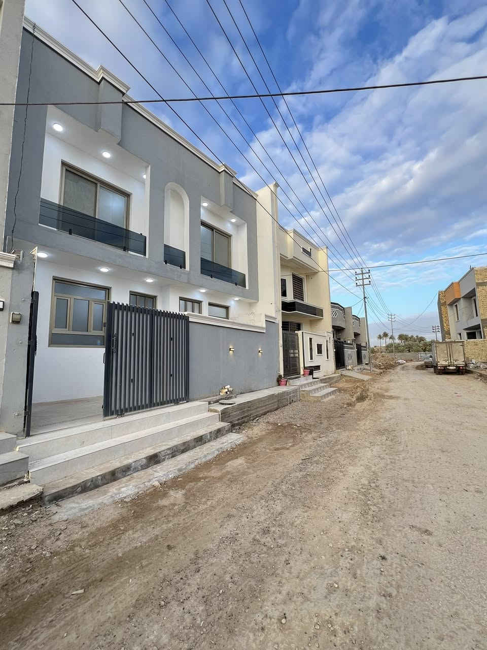 🏠 دار للبيــــــــــع (بناء حديث ممسكون سابقاً)
فـٓــــي نـــــــــادر حـــــــي الزيتــــــون
قـــــــرب شـــــــارع الامـــــام  الحســـــــن ع
شــــــــارع 10م تبليـــــــــط
__________________
المساحــــــة // 117م #طابــــــو #زراعـــــي #سنـــــد25 
الواجهـــــــــة // 9م
النــــــــــــــزال // 13م
__________________

🏗️🧱#الطابــــــــــــــق #الأرضـــــــــي
غرفـــــــــــة وصالــــــــــة وهـــــــــــول ومطبـــــــــخ ومجـمــــــــــع صحيــــــــــات داخلـــــــــي وخارجــــــــي وطارمـــــــــــة  ...

🏗️🧱#الطابــــــــــــــق #الثانـــــــــــــي
غرفتيـــــــــن وهـــــــــول ومجمـــــــــــع صحيــــــــــات ...

__________________💲
 السعــــــــــر 165 مليــــــــــون ممگـــــــــن تفـــــــــــاوض
__________________💲

#مكتـــــــــب
          🏗️🧱أمــــــــلاك بابــــــــل للعقـــــــــار🧱🏗️
#الكائــــــــــن
   شارع_الكرامة_قرب_الضريبة_مقابل_التخطيط_العمراني
          ***********📞☎️📞***********
_____________________________________________
