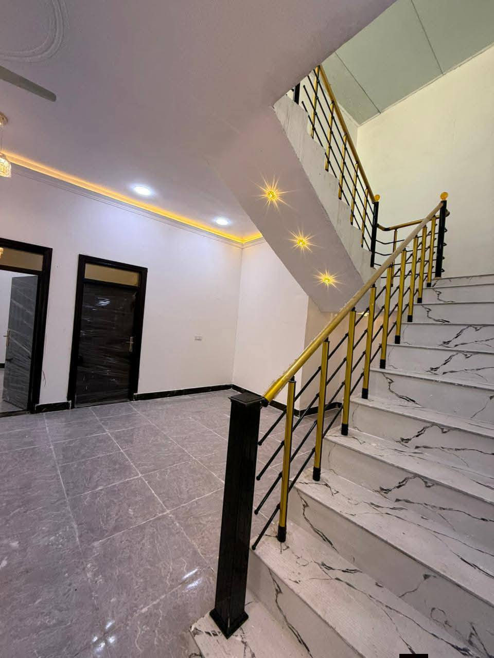 #اسعد_الله_أوقاتكم_بكل_خير👋⁉️***********
دار سكن للبيع ⛪️ بسعر بلاااش 

#المساحه :: 200 متر  بناء حديث بعده بل جيس

#يحتوي البيت على غرفتين نوم 
و ديوان 
و صاله 
و مطبخ 
و صحيات داخلي و خارجي و كراج سياره 
بيت كلش مرتب 

كافه الخدمات متوفره 

#جنس_العقار :: طابو صرف زراعي بأسم عراقي سند ٢٥ 

#العنوان الخصيمة حولي حجي هندي 
يبعد عن شارع 50 او اقل 

#السعر 85 مليون و بي مجال ملاحظه يباع قسطاً 
#للاستفسار الاتصال على الهاتف 📞📳
📳***********
