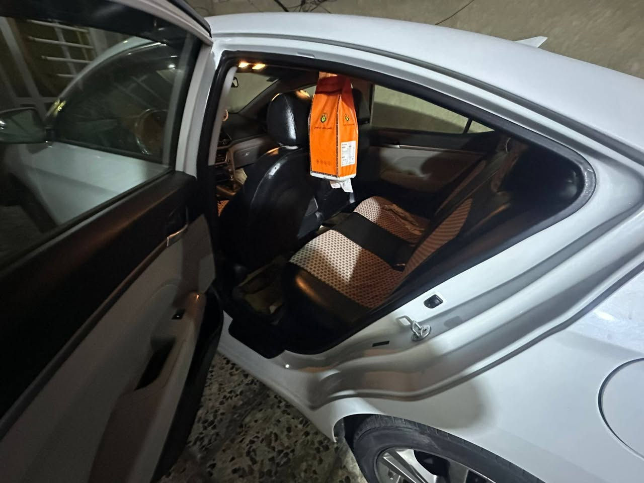 🔥 للبيع — سيارة نظيفة جداً 🔥
هيونداي النترا 2017 للبيع بحالة ممتازة، سيارة بأسمي استخدام شخصي ونظيفة جداً، مكفولة ( كير-محرك-غرق- العيب الشرعي).
صور الحادث والسونار مرفقة 👇
✔️ الموديل: 2017
✔️ النوع: Hyundai Elantra
✔️ اللون: أبيض
✔️ ناقل الحركة : أوتوماتيك - عادي
✔️ 3 وضعيات القيادة :aco - normal - sport 
✔️ الممشى: حوالي 92 ألف ميل
✔️ محرك اقتصادي وقوي 2000
✔️ داخلية نظيفة جداً
✔️ تبريد - تدفئة : بحالة جيدة جداً
✔️ الحدادية : جيدة جداً
السيارة استعمال يومي وخالية من المشاكل، جاهزة للفحص والاستخدام مباشرة.
💰 السعر: 115$ (قابل للتفاوض بالمعقول)
📍 الموقع: بغداد / الكمالية
للجادين فقط يرجى التواصل ***********
