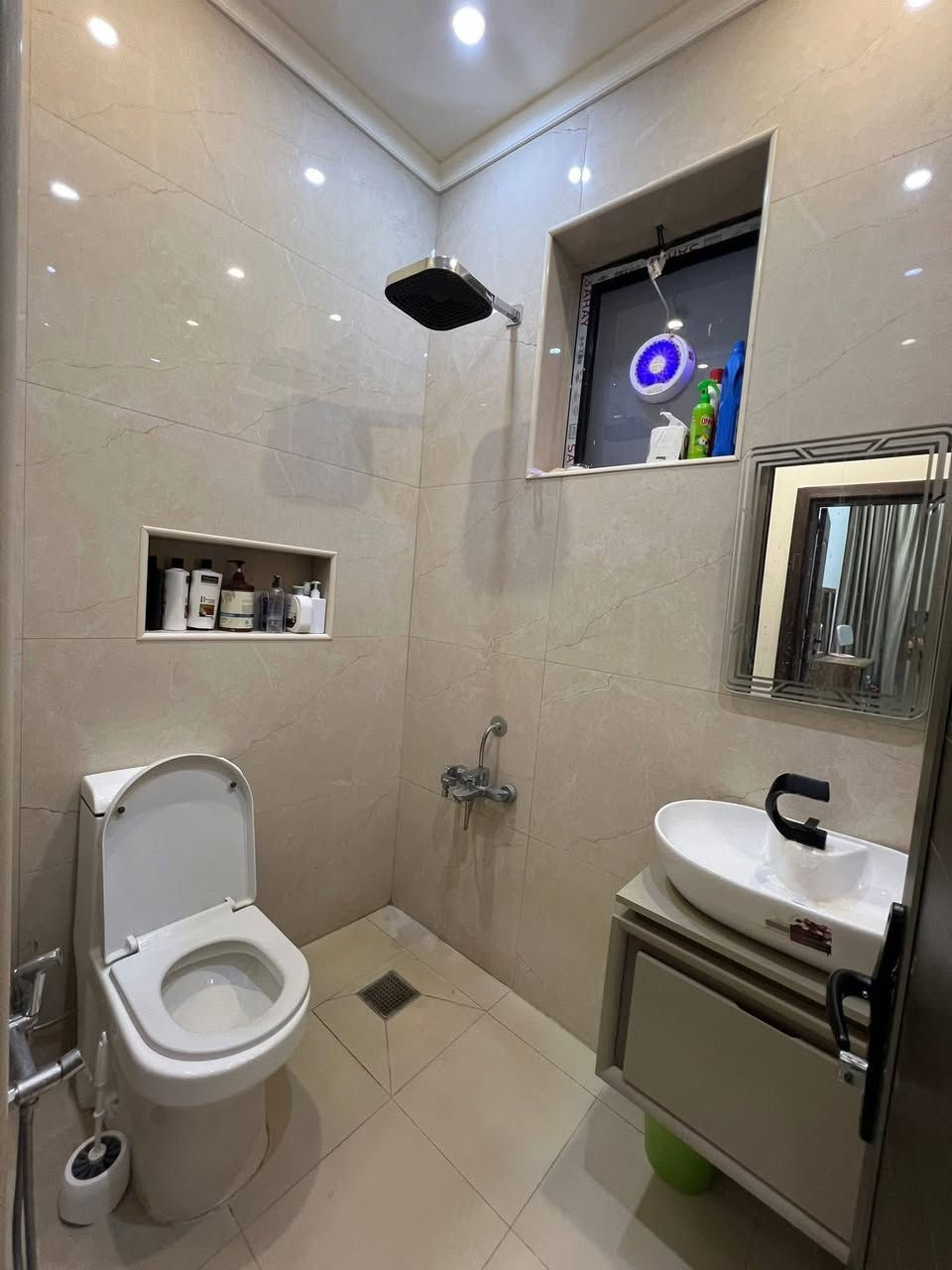 � شقة للإيجار - الطابق الثاني، منطقة علي الصالح
⚡ مميزات الشقة:

 • 🛏️ غرف نوم: 2

 • 🛁 الحمامات: 2

 • 🍳 المطبخ: جاهز 

 • 🌬️ المناور: 2

 • 💧 تانكي ماء: سعة 1000 لتر عدد 2

          ماطور ماء بوستر مع سخان مع صروخيات مع مراوح سقفيه

💰 الإيجار: 700,000

📞 للتواصل: ***********

ملاحظه :

عوائل فقط

ملاحضه ثانيه/ البردات والكاونتر  والمراوح السقفيه مع الشقه 

ماتحتاج شي جاهزه ومجهزه ❤️
