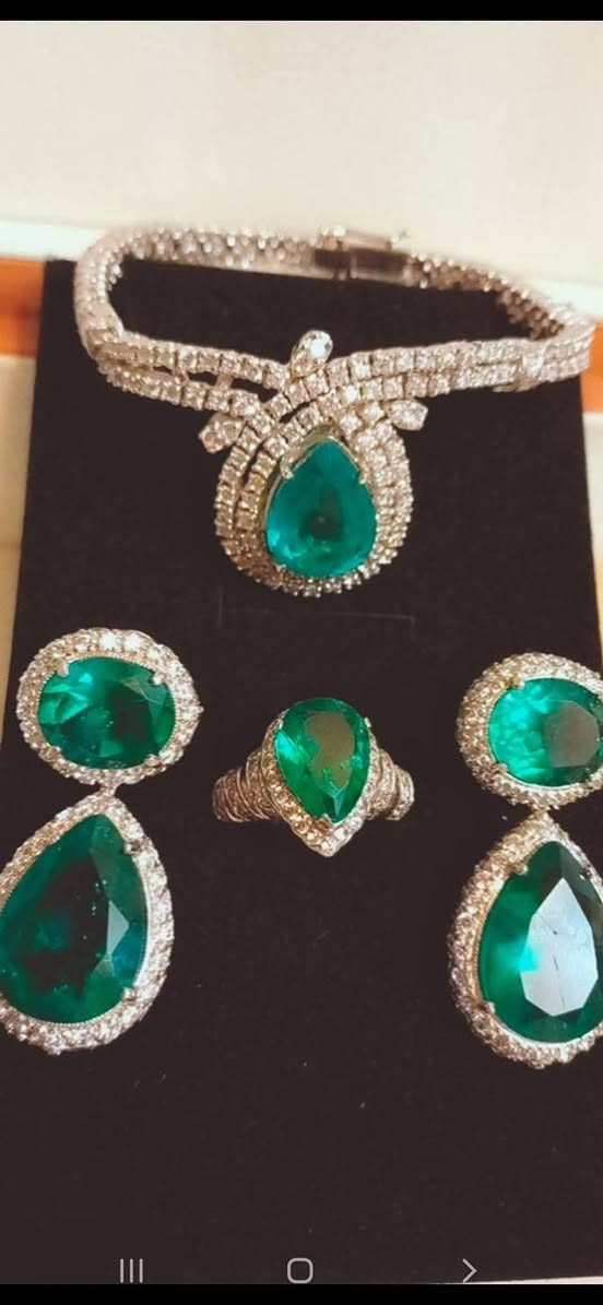 تخم عبارة عن (سوار وخاتم وتراجي )صياغة ايطالي من اندر انواع( الزمرد البنشيري )ونزولا عند رغبة النخبة من زبائننا  الكرام وحسب رغبتهم  واحتراما لخياراتهم واذواقهم الرائعة  ،،،، ( كل عام وانتم بخير ) 

   وزن الصياغة  70 غم 
   وزن الزمرد  75 قيراط 
                    
                ***********    واتساب
