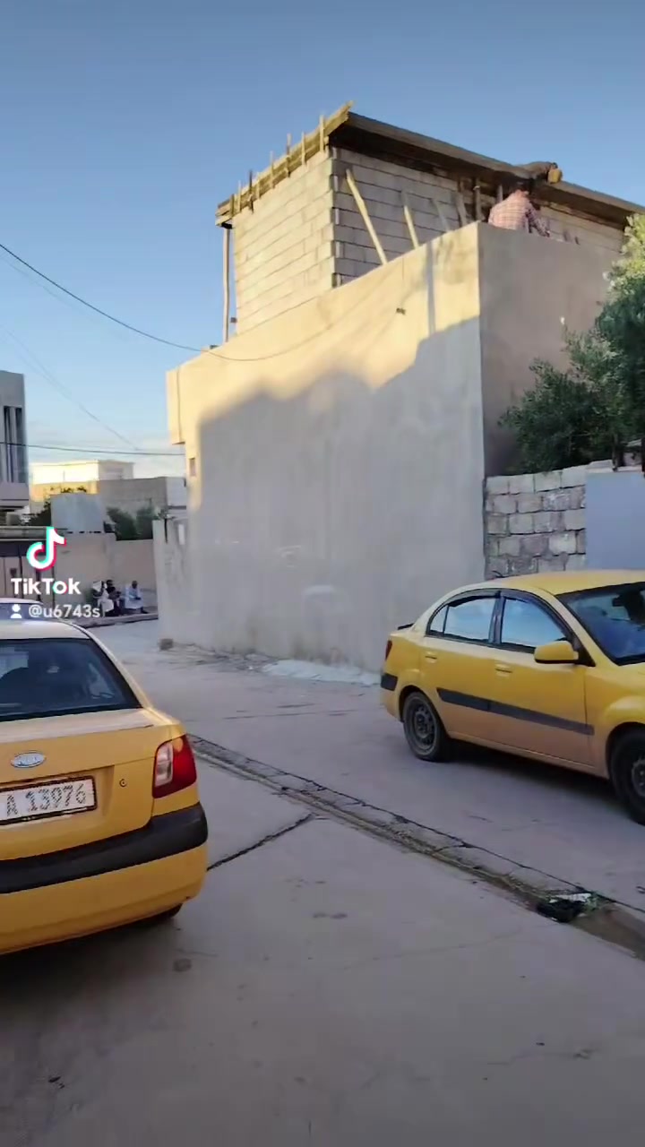 بيت للبيع ملك صرف مساحه 100 متر /واجه 9 ) الموقع حي التنك قرب السايدين ***********
