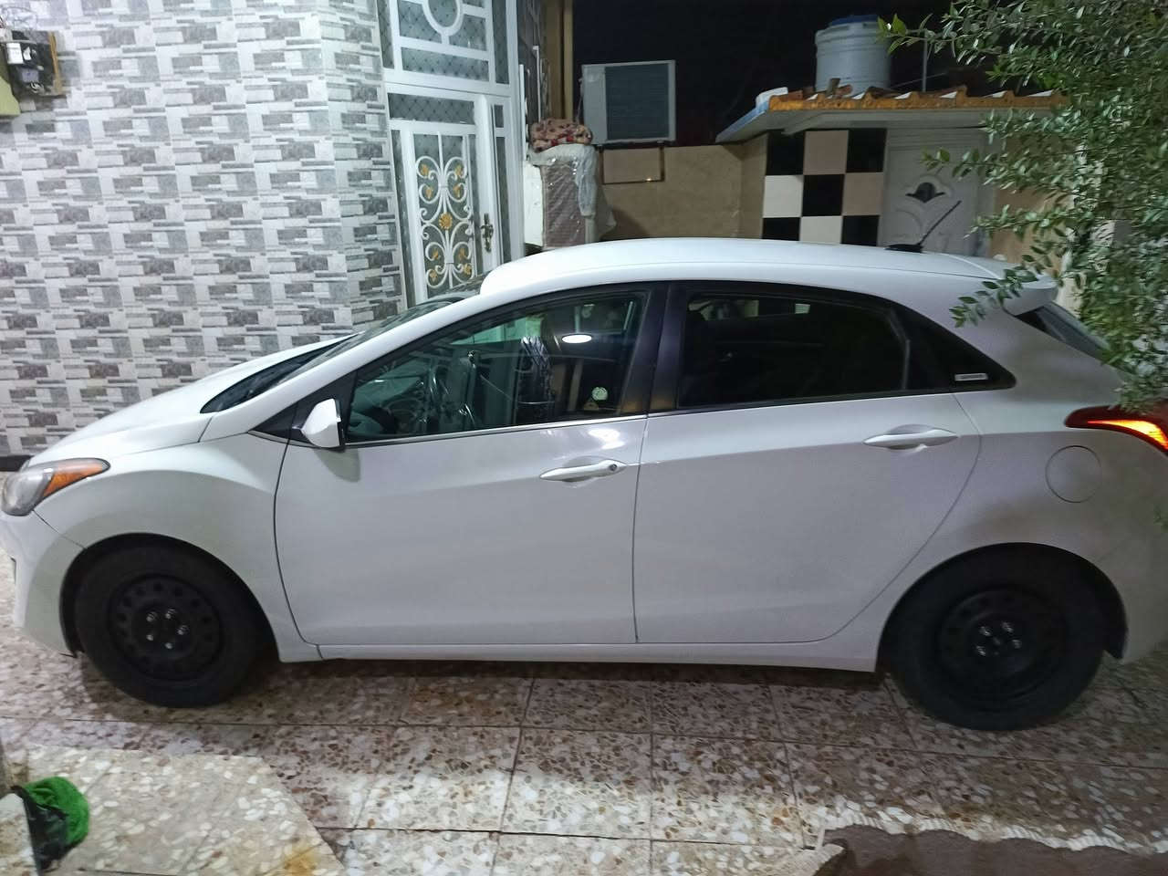 السلام عليكم 

الالنترا هاشباك 2017 وارد امريكي 
فئة GT 
محرك 2.0 GDI فوك نضافة 
حادثهة من امريكا بنيد ومصلح نفسة 
فول نضافة تبريد ثلج شلعة سرعة الاستجابة فورية 
خاصية بلوتوث مانع انزلاق والى اخره.... 
سوناره موجود 
رايدهةب105وبيهة مجال لطيبين. 
ارقام الاتصال 
***********
***********
