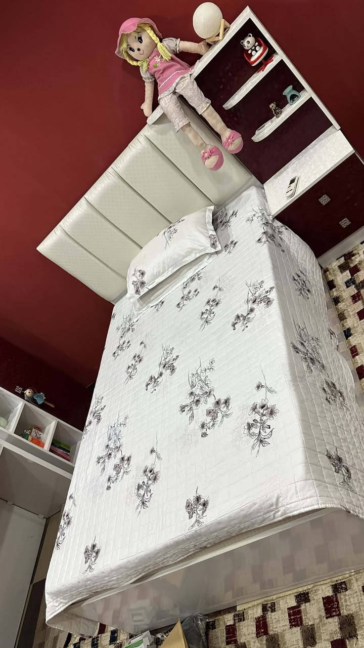 غرفة نوم مكون من ٩ قطع شغل نجار خاص بشرط المتانة والنظافة ١٠٠% اذا بي خدش واحد لاتاخذه  وبسعر مناسب ان شاء الله  اتصل واتساب بالرقم ***********
