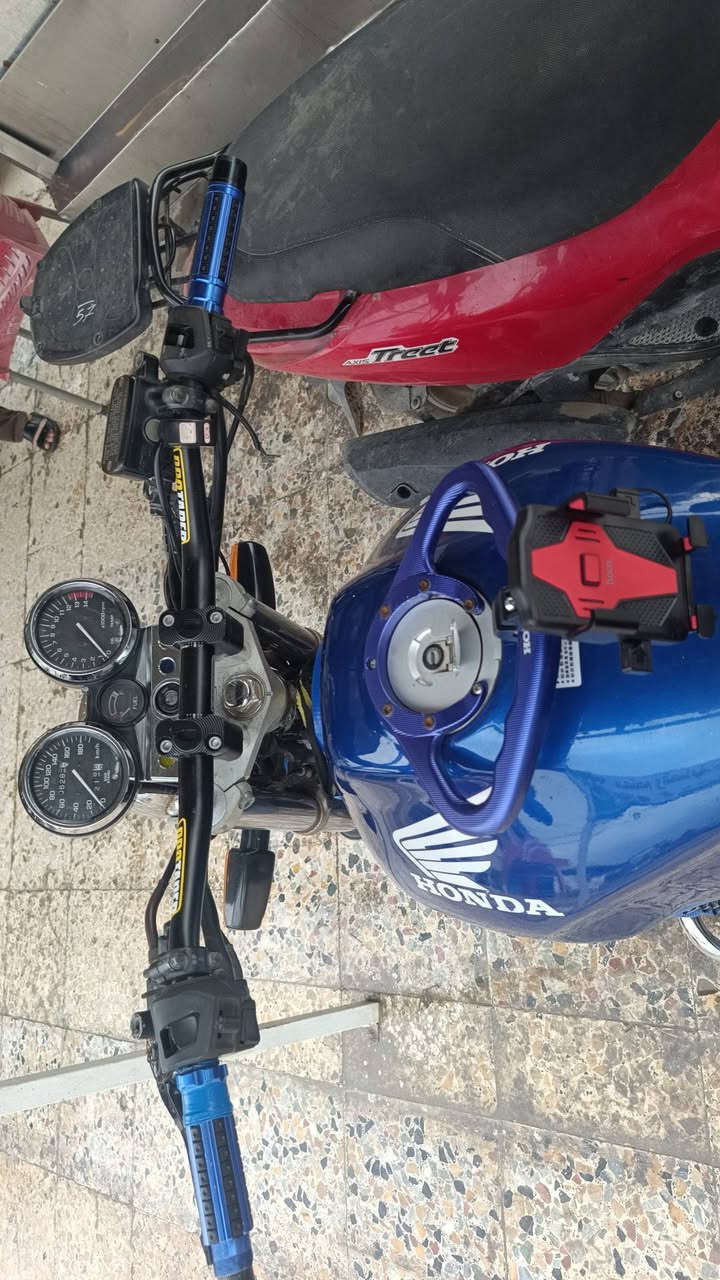 السلام عليكم عندي سبي فور موديل2000 جيل اول محرك 400 دراجه كلش حلوه بل عافيه على ياخذه سعره مليونين 600 وبيه مجال بسيطه محرك ما مفتوح


**إذا كنت صاحب هذا الإعلان وتريد حذفه لأي سبب، رجاءا أرسل رسالة إلى الدعم الفني**