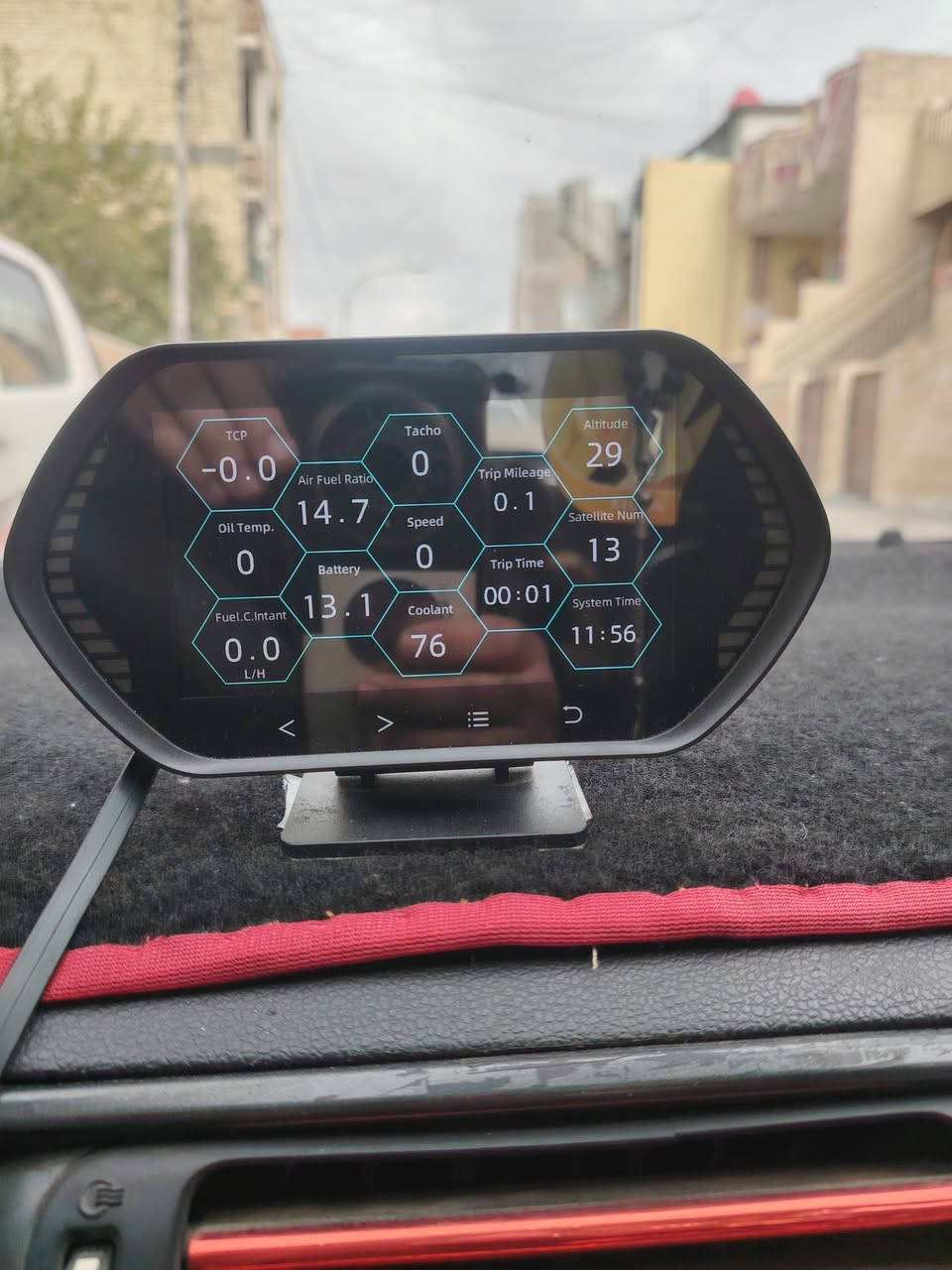 السلام عليكم شباب عندي شاشة عرض كيجات السيارة بشكل مميز تعرض كل بيانات السيارة سطوع عالي الوضح مدمج بيه حساس ضوء النهار والليل الشاشة لمس رايدها ب 80 الف مكاني بغداد العطيفيه ***********
