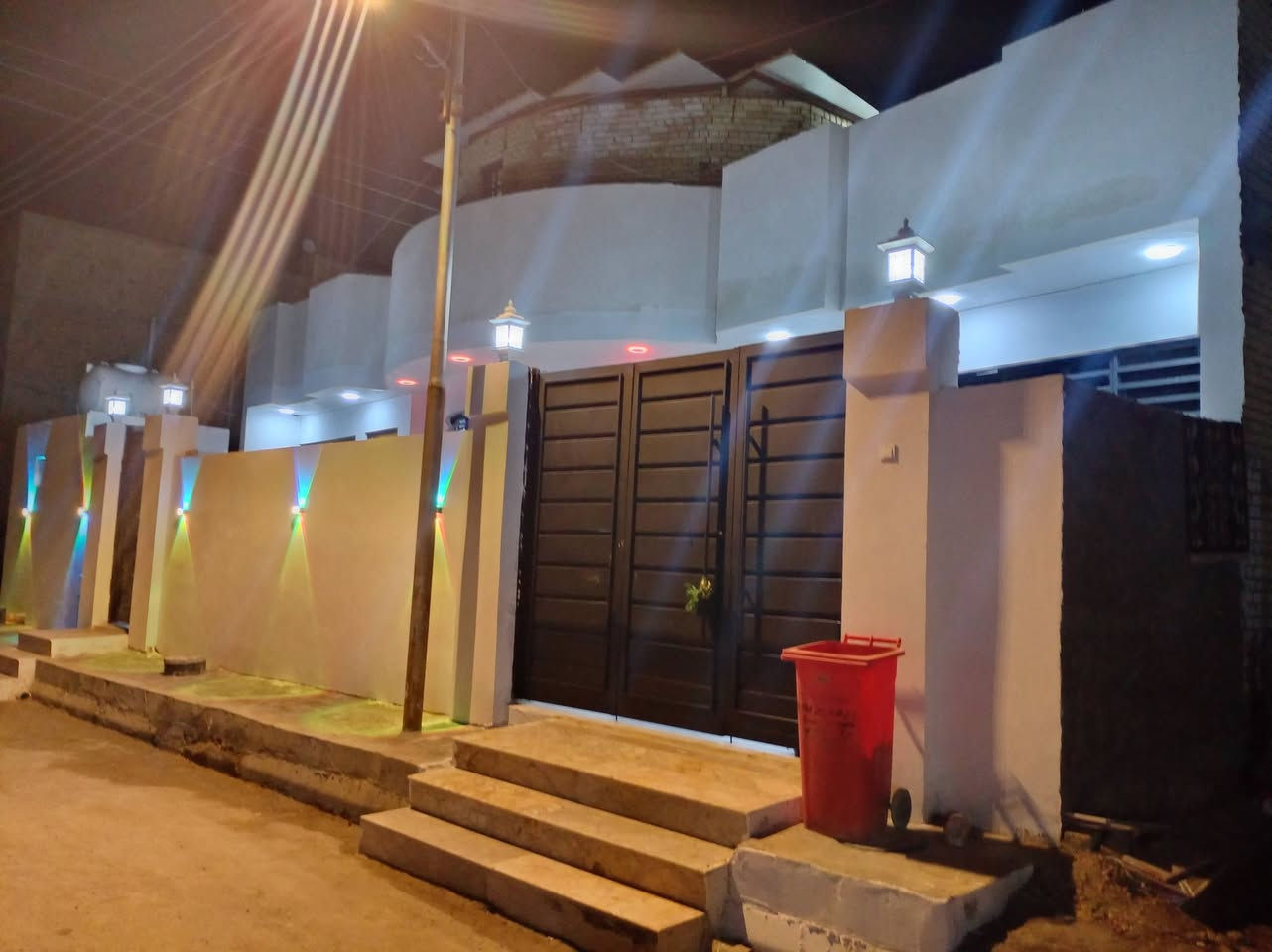 سلام عليكم دار للبيع المساحة 250 المكان منطقة حجي حسن ام الخدمات الماجدية/ تبليط كهرباء مجاري ماي/الرقم اتصل***********
