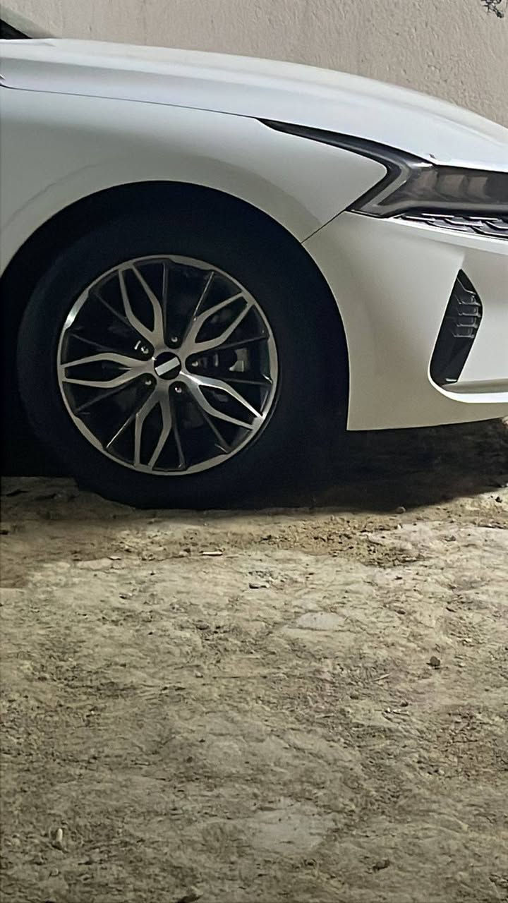 كي فايف.  
خليجي 
مديل ٢٢
فول مواصفات.  عده البنرامه. 
محرك ٢٠٠٠دوش 
ترحيب 
تشغيل عن ﮼بعد 
حساس امام خلفي 
مري شفط
فول. عده البنارما  
بيه بارد باب الصدر. 
وبيه طخه بجاملغ الخلفي.  وبيه ذني البنبنين طخات
***********
