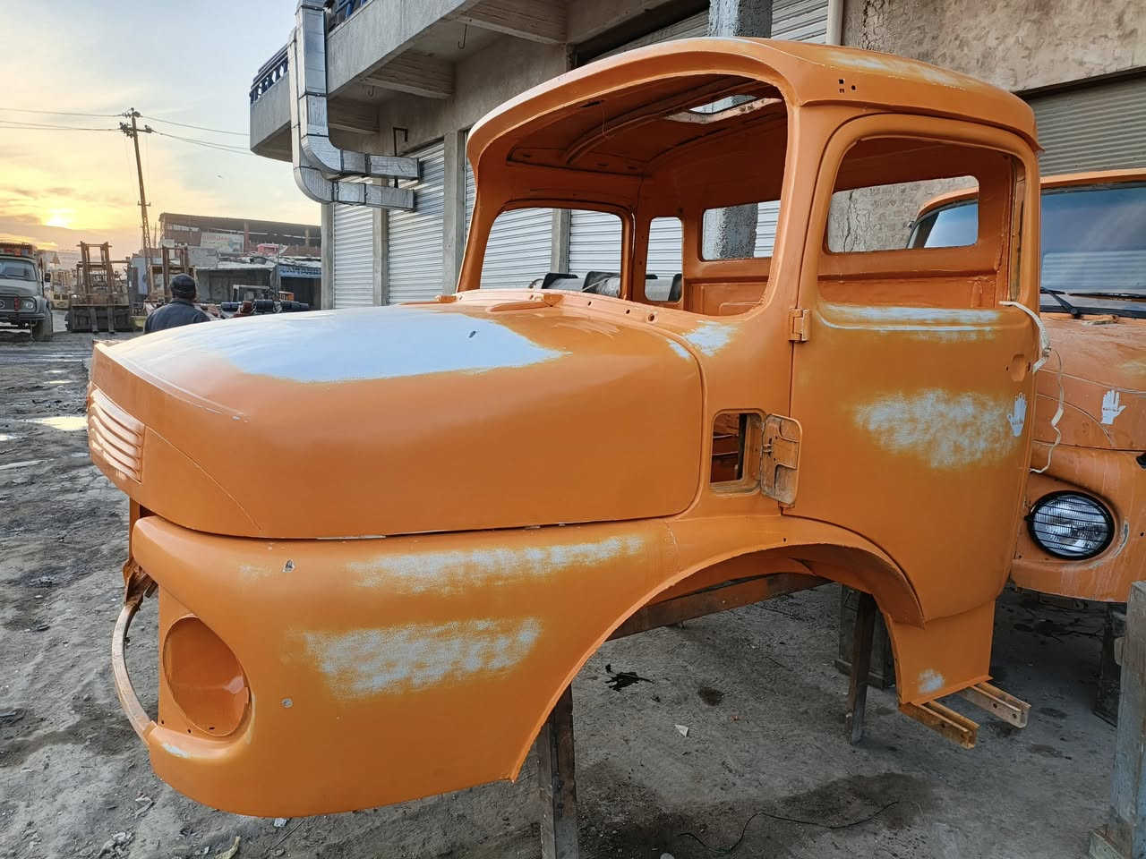 رقم (140) قمارة اقجم مصبوغه عام كامله اسويج 
دوشمه وكهرباىيات وجام يرهم مراوس والبيع 
للستفسار ***********
