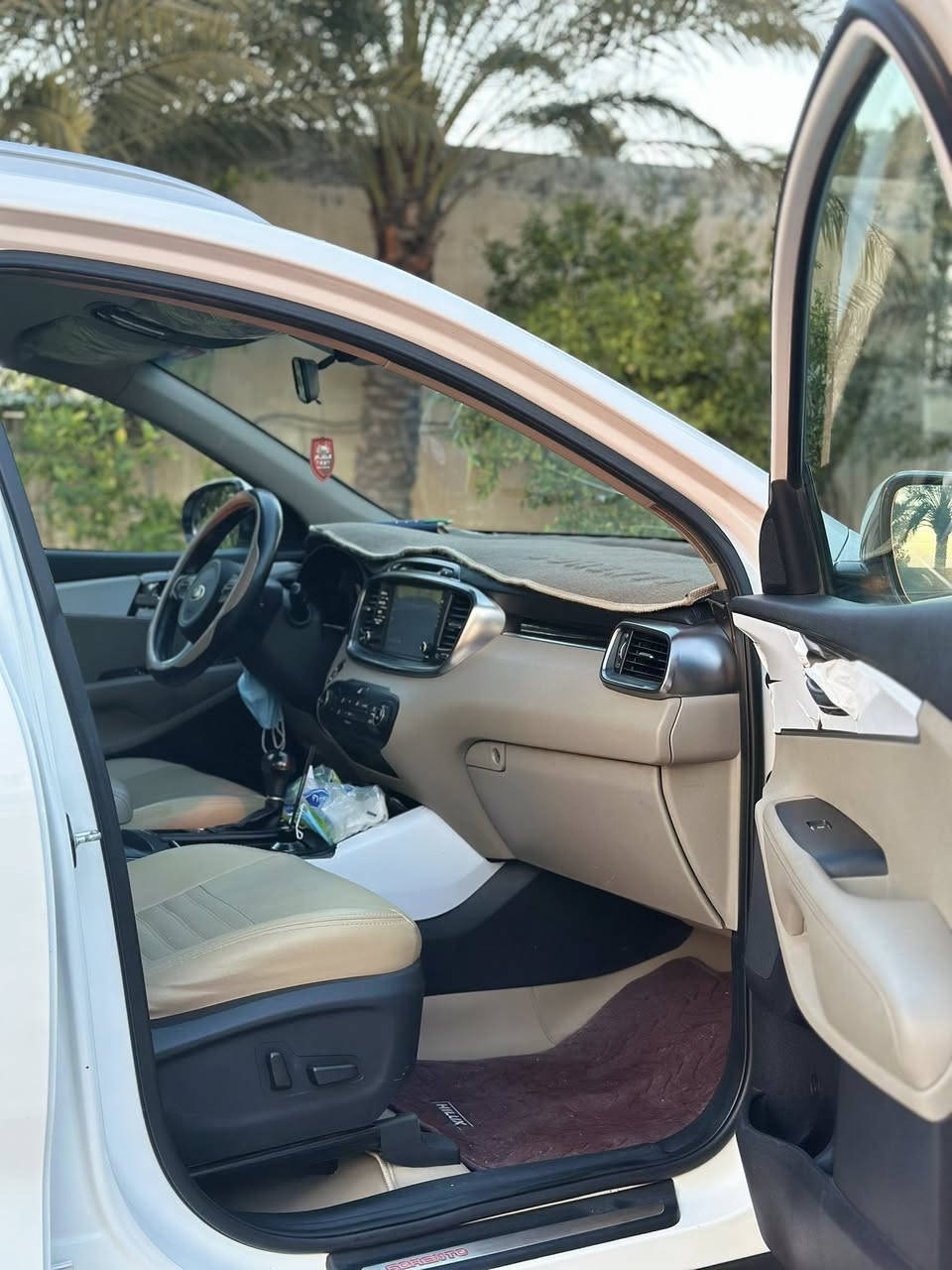 سورنتو 2018 
خليجي السيارة 
مكفوله من التبديل والبارد 

فول مواصفات عدى الفتحة 
٦سلندر
٣٥٠٠
حساسات امامي خلفي 
كاميرا دوارة 
كشنات كهرباء 
وبقية المواصفات معروفة 
صيانة السيارة كلها شركه mobs حصرا 
والحسام حصرا من تبديل زيوت  
المحرك مكفول تماما 

السعر ٢٥٠ وبيها مجال للشراي

 
بيها رصعه خفيفه جدا بالبنية 
السيارة ديالى / كنعان 
***********
