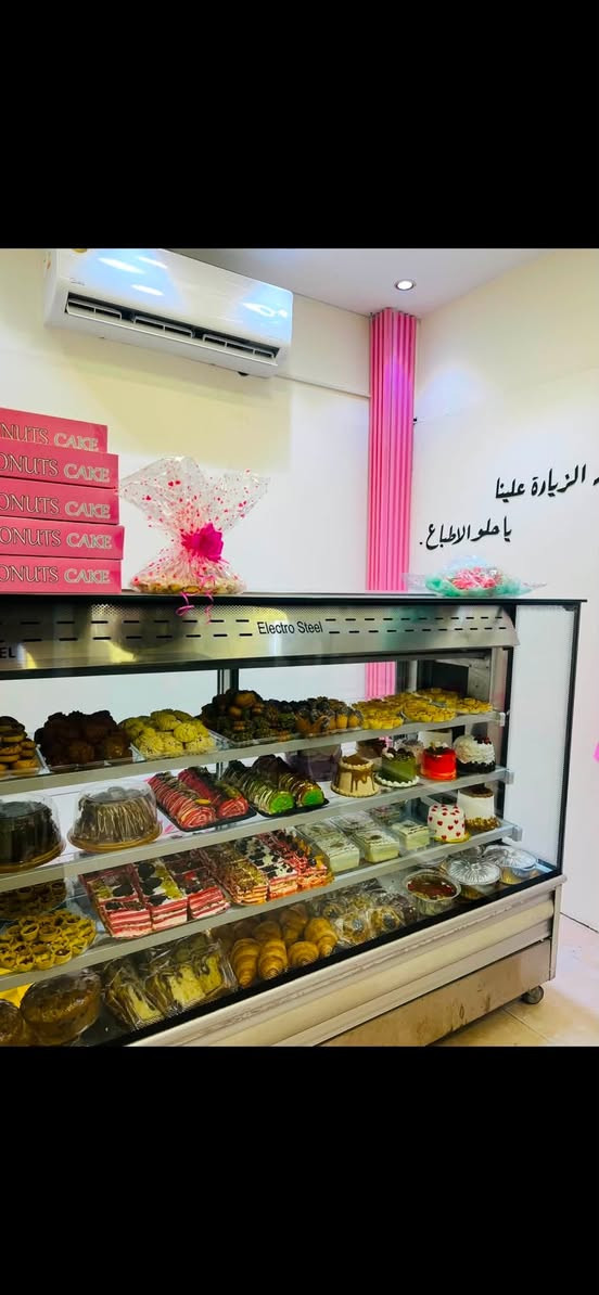 براد مترين للبيع مع فاترينات ٢قياس الفاترينة ١٢٠*٢٥٠وشجرة ورد  وموجود المحل جاهز كولة للبيع بسعر مناسب او بيع الاغراض  سبب البيع ضروف صحية منعتني اكمل بيه للاستفسار ***********
