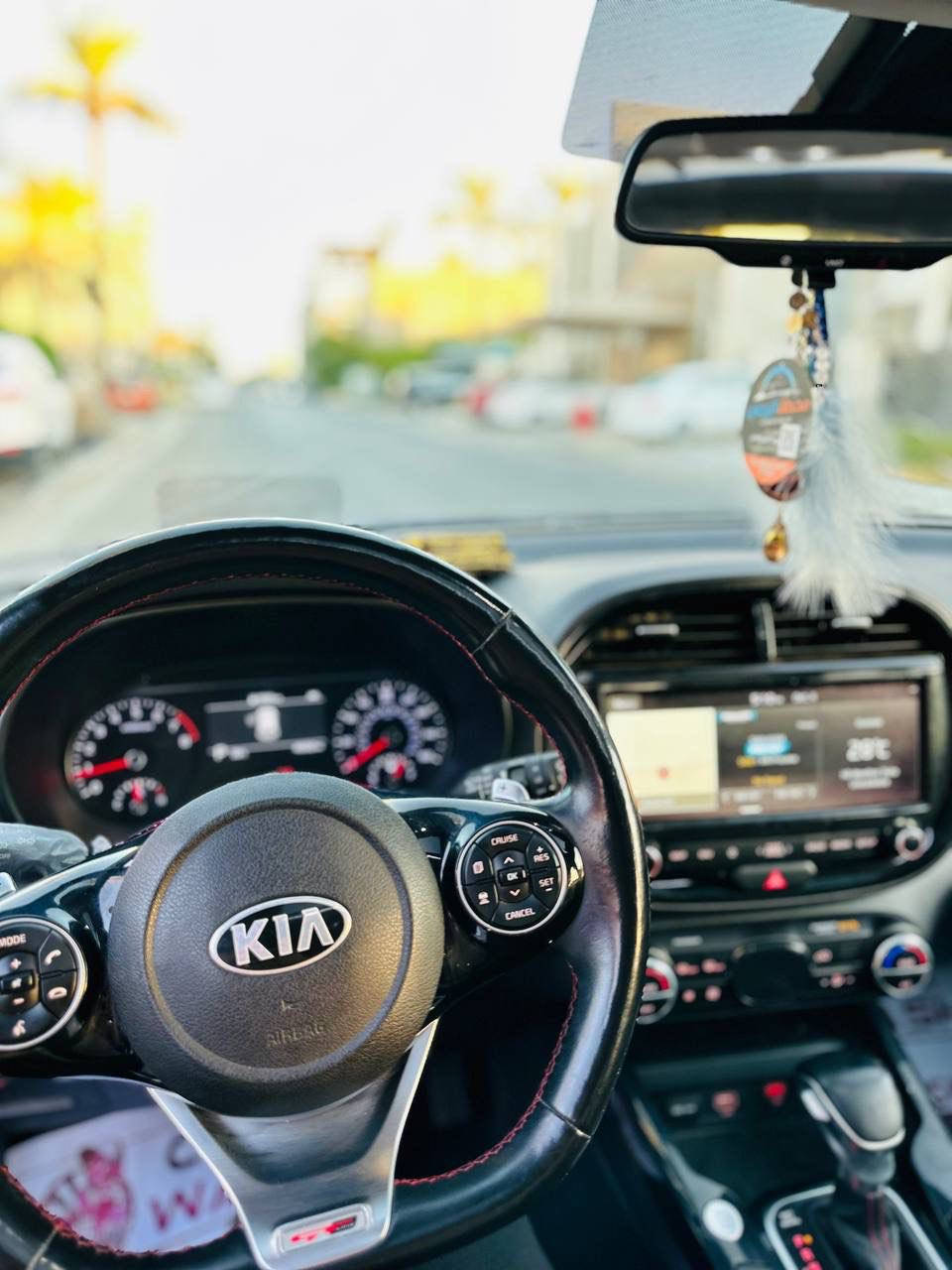 سلام عليكم 
للبيع السياره 

كيا سول GT-Line توربو 2020 💙
أعلى فئة بالسول، نظيفة كلش وماشية فقط 28 ألف ميل.

المواصفات:
 • محرك 1600 توربو
 • گير أوتوماتيك دبل كلتش
 • فتحة سقف
 • تشغيل بصمة
 • كاميرا 360 درجة (دوّارة)
 • شاشة كبيرة 10.25 إنش تدعم Apple CarPlay وAndroid Auto
 • لايتات زينون + إشارات LED + لايت خلفي LED + إشارات بالمرايا
 • ستيرن رياضي D
 • مسند وسطي خلفي
 • كشن السائق كهربائي
 • شحن وايرلس للموبايل
 • نظام صوتي هارمن كاردون 640 واط – 10 سماعات + مضخم صوت (ساب ووفر) في الصندوق
 • تدفئة للكشنات + تدفئة الستيرن (هيتر)
 • مثبت سرعة
 • شاشة عرض معلومات القيادة (Head-Up Display) 8 إنش
 • دبل إكزوست (مزدوج)

ملاحظة:
الحادث موضح بالصور – فقط قطعة وحدة مصبوغة.

رقم أربيل
الموقع: بغداد، زيونة
السعر: 145 ورقة بيها مجال بسيط 

للاستفسار التواصل على الخاص او الاتصال على الرقم:
0780 162 5193
***********
0775 533 2006
