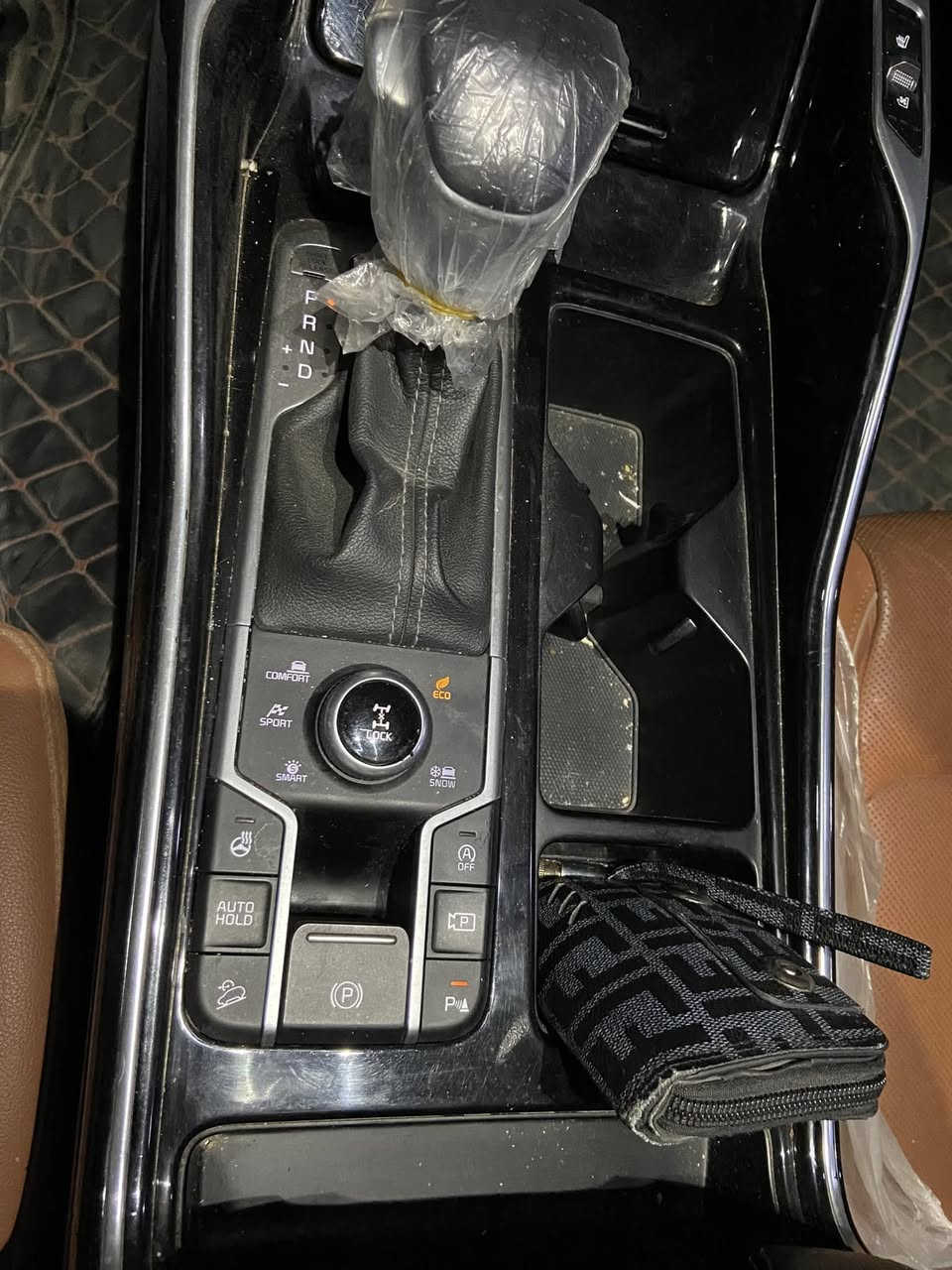 السلام عليكم 
سورنتو 2022 فول ١/١ 
مواصفات SX 
السياره عائليه اقتصاديه 4 سلندر توين تيربو
الداخل جلد + تطعيمات خشب
الدخول والتشغيل بصمه وعند بعد 
الكشنات كهرباء تدفئه وتبريد
بنوراما كامرات اماميه وخلفيه 
حساس امامي وخلفي 
الصندوك كهرباء
وكامرات محيطيه 
فور ويل 
ونقطه عمياء وحتى شفتات تسارع بيها
واذا اريد اعد كل المواصفات يراد وقت طويل 
سعرها ٢٣٥ وبيها مجال 
رقمي ***********
مكاني بغداد بيع فقط وبالعافيه ع ياخذها
