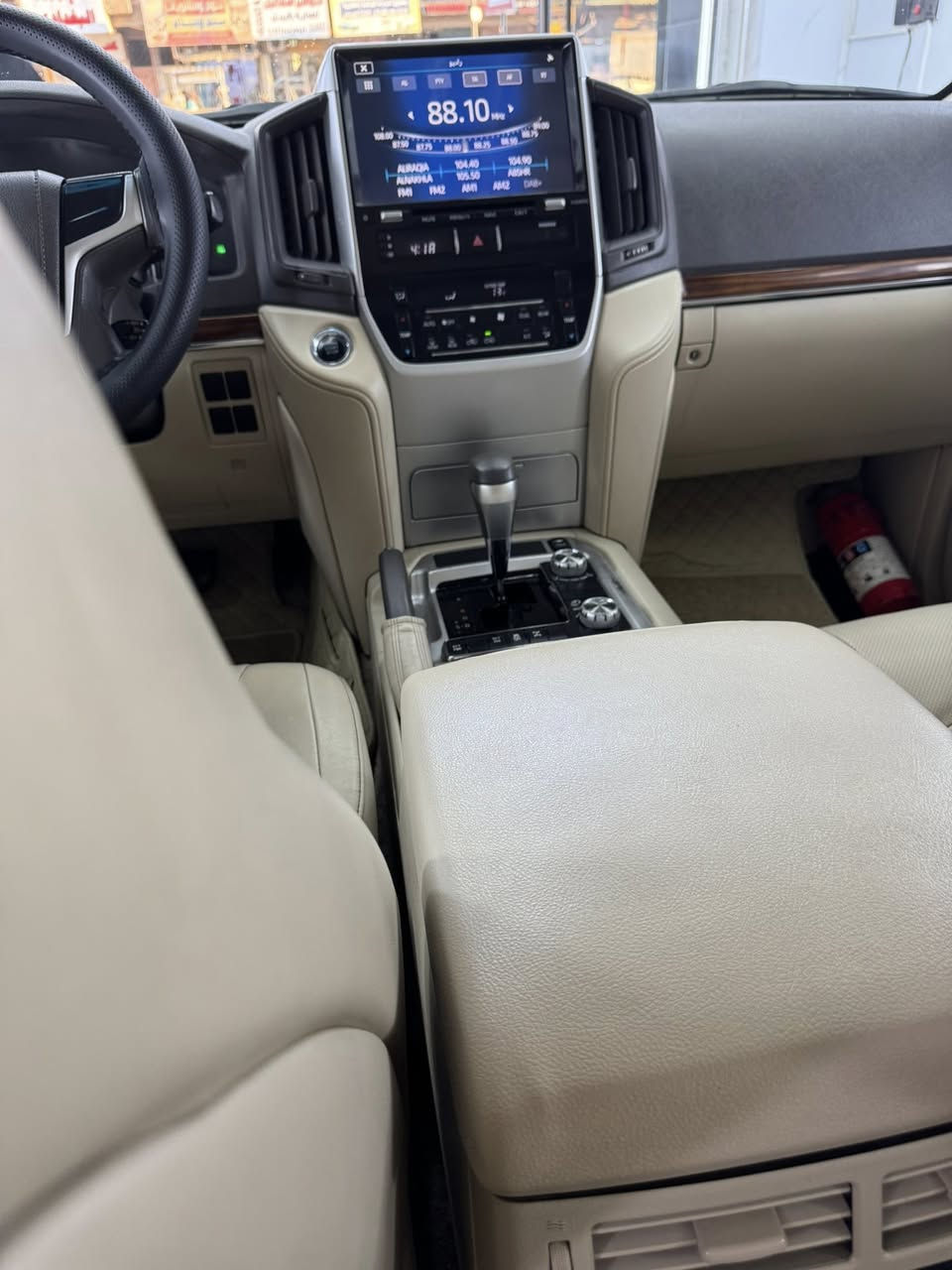 لاندكروزر ١٨ بريم اصلي مكفوله من الصبغ من رقم للرقم ماعدابارد بسيط بالدلعه ورصعه مسحوبه بالجاملغ خلفي من جهة سايق بدي آر  جديده سياره مكفول محرك كير كله ع بلاد تخم تاير دلوب ٨ايرباك دفيدي بالقماره اشارات لكزز تشغيل عن بعد زنون اصلي مع حساسات اماميه وخلفيه وكامره خلفيه وباسمي تحويل مباشر اتصال ع رقم *********** مكانه بغداد شارع فلسطين والسعر ٤٨٥
