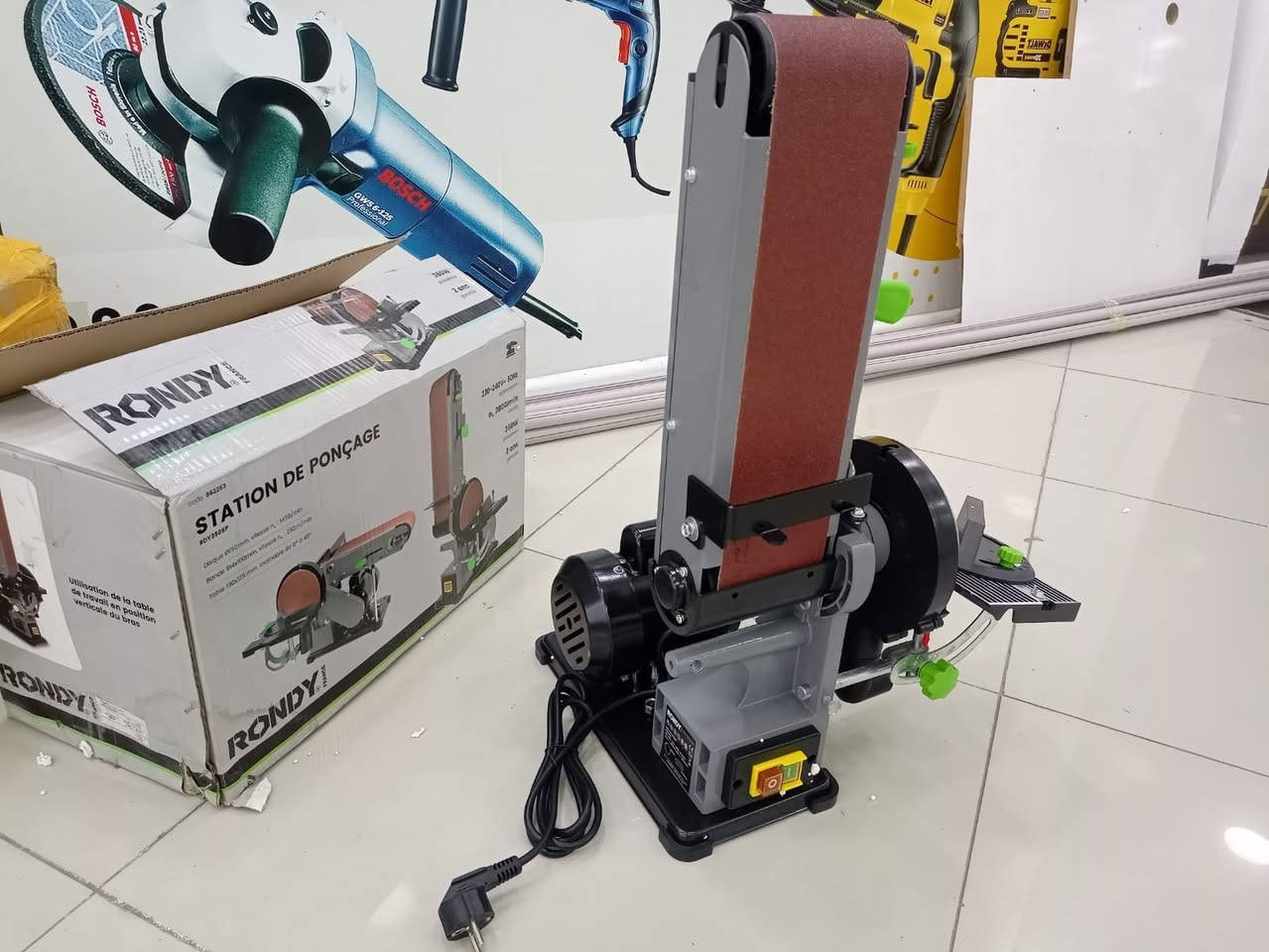 كود 37971
جهاز سنفرة شريطي و دائري طول شريطي 915 ملم و الدائري 150 ملم جهاز ماطور قدرة مالته ٣٥٠ وات ماركة RONDY جهاز تجي لوك جديد غير مستخدم. 
سعر: 90 الف 
للاستفسار راسلنا على ماسنجر او واتس اب 
***********
***********
