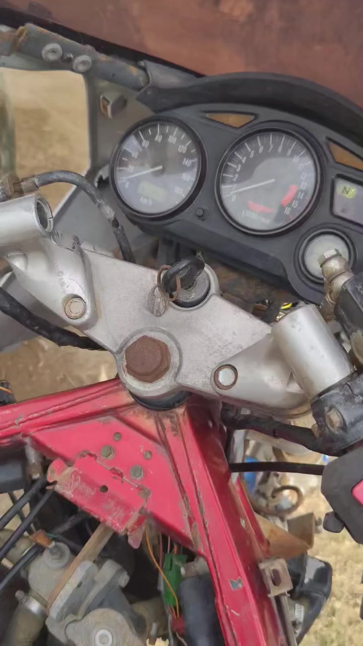 السلام عليكم شباب...
للبيع قرش محرك 400 VC مبدل كفرات 600 
كير محرك كابريتر مكفول هاي نظافتهاو تشغيلها كدامك 
واتساب و اتصال ***********
السعر مطلوب : 700الف
