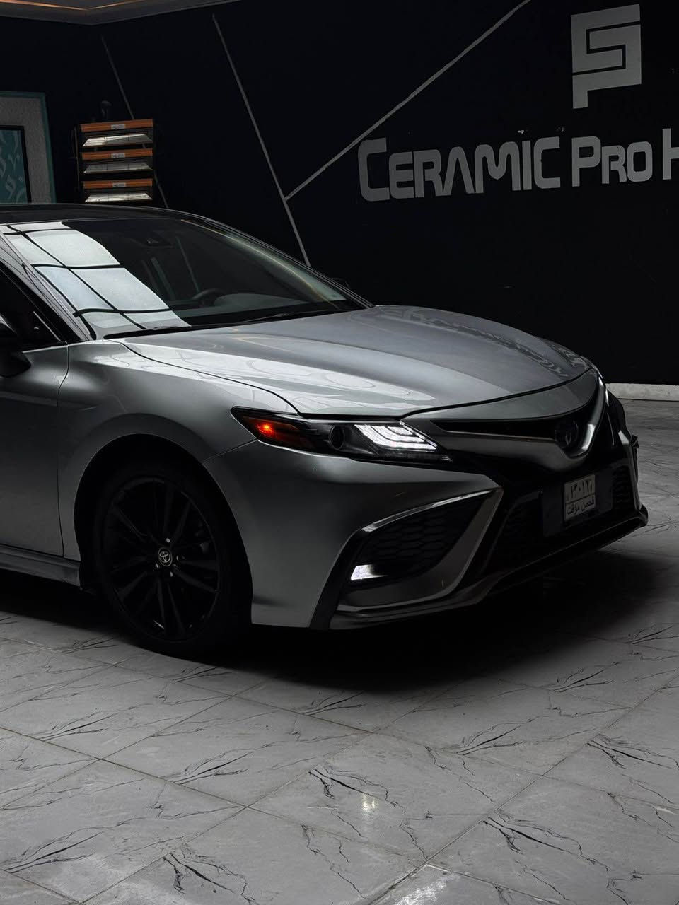 ٢٠٢٤ كامري هايبرد XSE  لون سلفر وقماره وتكم اسود فول بدون فتحة …  داخل احمر ماشيه ٣٨ الف ميل حادث امامي مصلح بامريكا بنيد وجاملغين … السياره ما بيه اي شي نقص وكلشي بيه شغال ولا كلوب بالدشبول يشتغل حتى الايرباك راجع سستم… سعر ٢٢٠ ورقه وبيه مجال بسيط
*********** كربلاء, العراق
