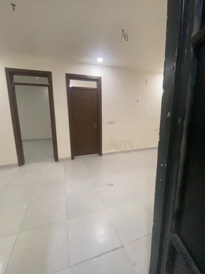 شقه بالدوره حي دجله شارع مجمع لارين قرب جمعيه دجله تحتوي على غرفتين وصاله ومطبخ وخدمات طابق اول الشقه نضيفه السعر 450 ودلاليه الاستفسار خاص أو ***********
