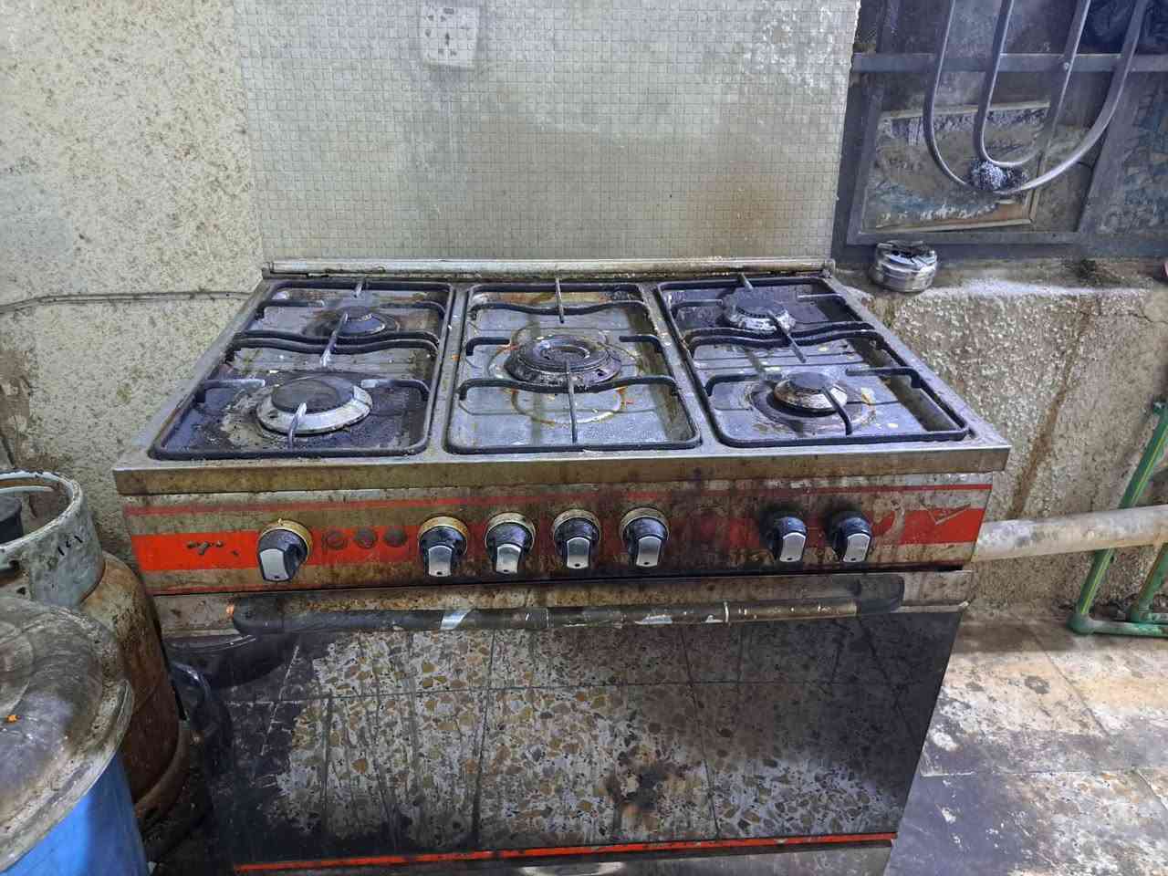 غراض البيع كلمن بسعره ***********
مجمده 90
كنتور 150 بي اضرار بسيطه 
ثلاجه 100 شغله بيه شويه خياس 
طباخ كلشي شغال بي 135
