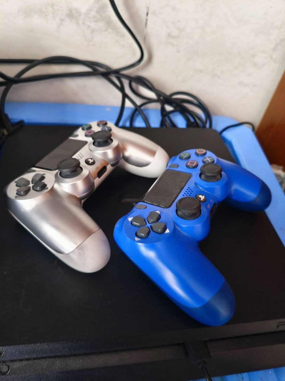 سلام عليكم 
بلي فور مهكر نضام قرص مامفتوح ويا جويستكين العاب بي كومه 
شرط ع فحص اذا تريد ويا يو بي اس وهارد سعره يصير 310
البلي بدون هارد ويو بي اس 250 
للاستفسار ***********
