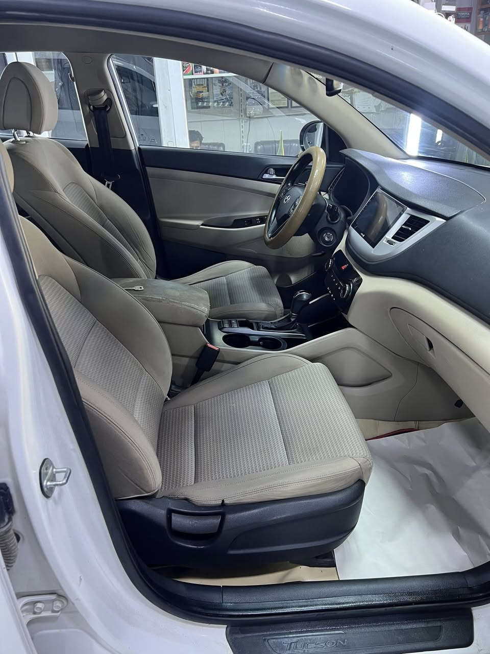 توكسان 2017 رقم اربيل بأسمي تحويل ثاني يوم
سيارة نظيفة بيها اقل من شبر تعديل بارد 
في باب السكن الخلفي مع تكحيل جداً بسيط في البونيد
السعر 180$
الاتصال على الرقم ***********
