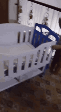 سرير طفل هزاز نضيف اخو الجديد السعر ١٢٠ للاستفسار الاتصال بالرقم *********** او خاص
