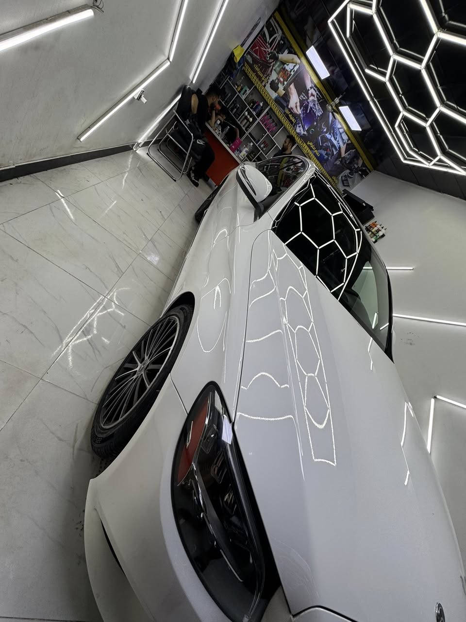 مرسيدس C300 – موديل 2021
_ رقم أربيل بأسمي

المواصفات:
 • محرك 4 سلندر تيربو 2000
 • كير أوتوماتيك 9 سرعات
 • شفتات ستيرن
 • إنارة أمامية زينون مع إشارة LED
 • كراسي أمامية كهربائية مع تدفئة 
 • إنارة داخلية 64 لون
 • بانوراما
 • 5 أنظمة قيادة
 • نظام النقاط العمياء
 • صندوق خلفي كهربائي
 
الحالة:
 • فقط تعديل بارد جاملغ خلفي
.ايرباك برده وراجع سستم

السعر:300

للاستفسار: ***********
العنوان/بغداد/الزعفرانية
