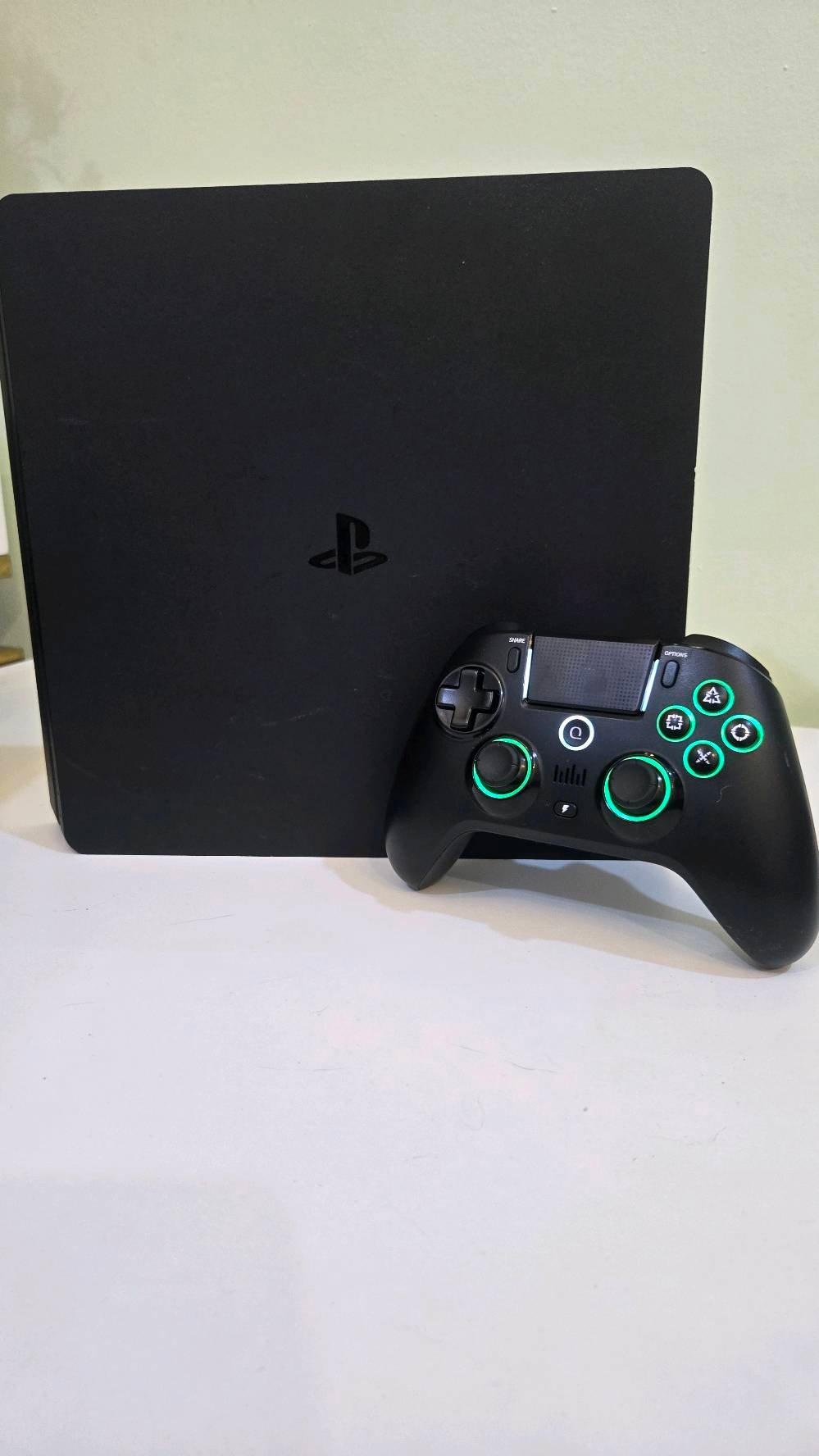 سلام عليكم 

بلايستيشن 4 السلم(اونلاين غير مهكر)
ذاكرة 861GB مو 512GB ركز.
اصدار النظام 13.50
جهاز لوك ما مفتوح نهائياً وافحص بي وين ما تريد كلشي بي شغال.
ملحقات:
UBS 1200VA
 يدة احترافية ويدة بلي فايف تربط على بلي فور. اليدات اثنينهن مابيهن اي مشاكل
السعر 275 بدون معاملة.
بدون UPS
السعر يصير 235 بدون معاملة.
عنواني بغداد شهداء البياع.
***********