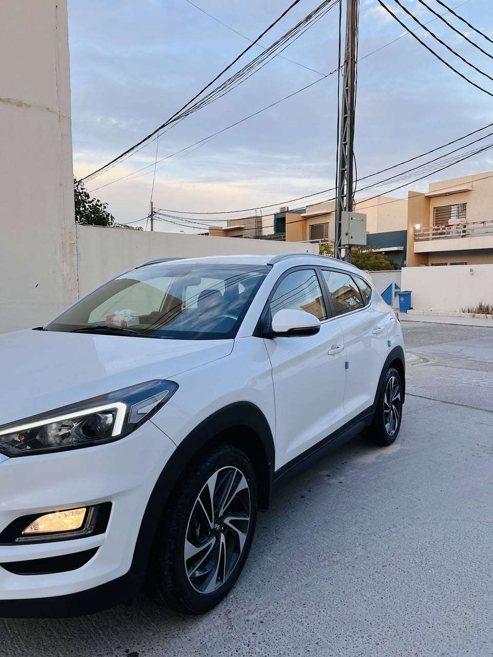 سلام عليكم
توسان مديل /2020 البيع 
سياره كفاله عامه ماعده كارت اربع اصابع 
سياره جديده كلش 
مواصفات 
شاشه 
تحكم ستيرن جهتين 
كشن كهربائي 
وهواي مواصفات من ضمنه شحن التلفون بدون لاسلكي 
سياره جديده ماشيه 90 الف بس 
السعر /198 وبيه مجال 
الرقم/***********
العنوان /النجف 
مامتواجد بل فيس
