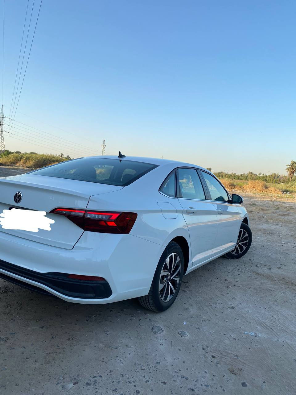 السلام عليكم
فولكس فاجن جيتا 2024
السيارة سيدان 4 باب، محرك 1.5 تيربو، بنزين، أوتوماتيك

المواصفات:

محرك 1500 سي سي تيربو اقتصادي جداً

كير 8 سرعات. 

دفع أمامي

شاشة، حساسات، كامرة رجوع، ستيرن جلد، تبريد قوي

نظام الفرملة الطارئة التلقائي (Automatic Emergency Braking – AEB)

تحديد مسار ، نظام تحذير النقط العمياء الخ

5 ركاب، صالون واسع ومريح

لون أبيض 

محرك وكير وشاصي بحالة جيدة جداً 

 الملاحظات:
السيارة استيراد أمريكا، 
الكير والمحرك سليمين 100%
الداخلية نظيفة وممشاها قليل  
رقم بغداد  

سعر مناسب
 
 للاتصال أو الاستفسار:
(***********)
