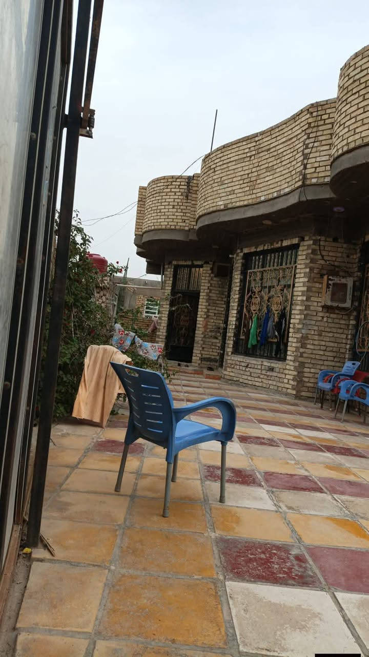 سلام عليكم بيت للبيع حي السعيدي محطه غاز المها المساحه300متر مكون من غرفتين نوم استقبال صاله بيت بنا حديث كامل من كلشي البيت كله سقوف ثانويه فقط الارضيه مامسرمكه كهربا تئسيس درجه اوله لل ستفسار اكثر اتصال***********/***********
