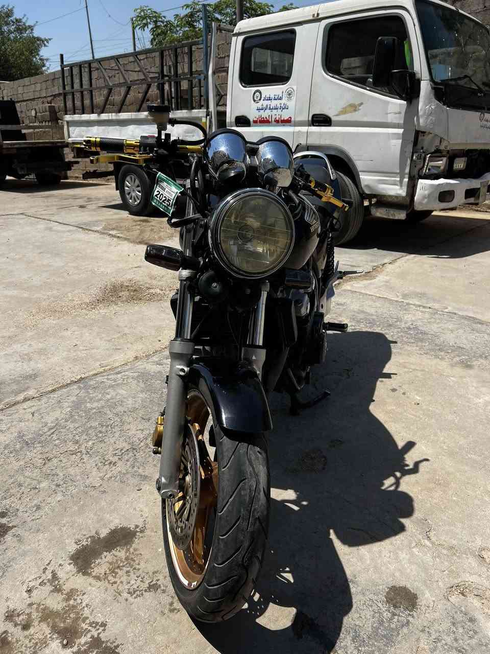 هوندا cb400 جيل ثاني 16 ولف مكفوله كفاله عامه من النضوح ولتبخير ولصوت مفتوح بس قبق كلج للمصادقيه و امانه الله فتحته لان عينه الدهن انكسرت وضطريت افتحه الغي العينه اسدها ورجعت شديته دراجه تخبل ما ناقصها شي مرتبه ونضيفه بيها دكمه باور تخليلك الدراجه اطير اذا مو 180 وتعبر نكره وحده ترايك وين متريد الدراجه كلك كلك كلك اكفلك سرقه بيها بس ورقه مال معرض سبب البيع اني سايق دلفري وما متفرغ الها عايفها بمكانها سعر مليونين وبيها مجال للشراي 2.000.000 مكاني بغداد البياع رقم ***********
