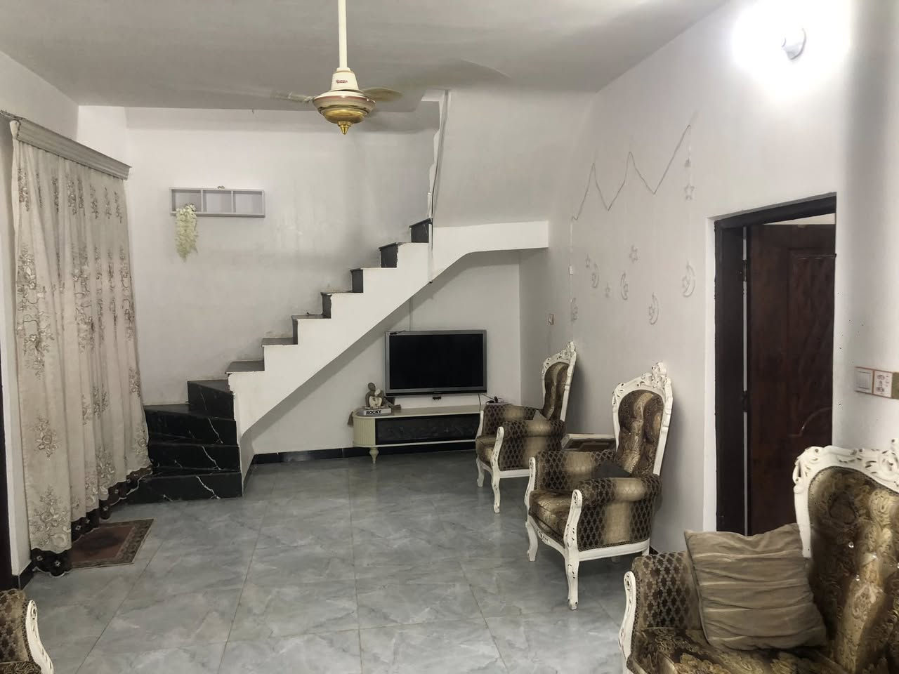🏘️بيت للبيع خلف بانزين خانة المطار يبعد 500 متر عن الشارع العام 
📌تفاصيل العقار:
المساحة 165متر
بناء جديد 2025
خدمات كاملة ماء وكهرباء
حمام سيراميك
مطبخ سيراميك
غرفتين
تخاريج داخلي وخارجي
فول كامل مكمل وبي تفاصيل اكثر

لمعرفة تفاصيل اكثر تواصل خاص او على الرقم:(***********)
#foryou
#استثمار_عقاري
#عقارات_النجف
