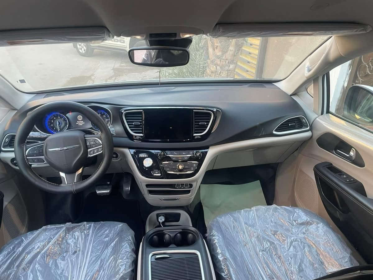 🚗 للبيع: كرايسلر باسفيكا2023 

📞 للتواصل:***********

💰 السعر: "٢٦٠٠٠ 
 
📊 المسافة المقطوعة: 37 ميل 
🛠️ المحرك: 6 سلندر – 3.6L V6

⚙️ المواصفات:
• فول مواصفات عدا فتحة السقف
ابواب كهرباء 
تشغيل عن بعد 
صندوق كهرباء 
تبريد 3 قطع منفصل
كير ماوس 
دخول ذكي 
بصمه
• شاشة وسطية 
سايد بريك بصمك  
• كاميره خلفيه
تدفئة كراسي
تدفئه ستيرن 
كشنات vip منفصل 
• مقاعد لسبعة ركاب
• تحكمات ستيرن كاملة
• حساسات أمامية وخلفية وجانبية
• رادار أمامي وخلفي
تحديد مسار 
مثبت سرعه 

⚠️ أضرار السيارة:
• جاملغ خلفي فقط 
• ⁠صور الحادث والسونار مرفق بالصور
• رقم السيارة: بغداد الدولي الجديد
• باسمي تحويل مباشر
