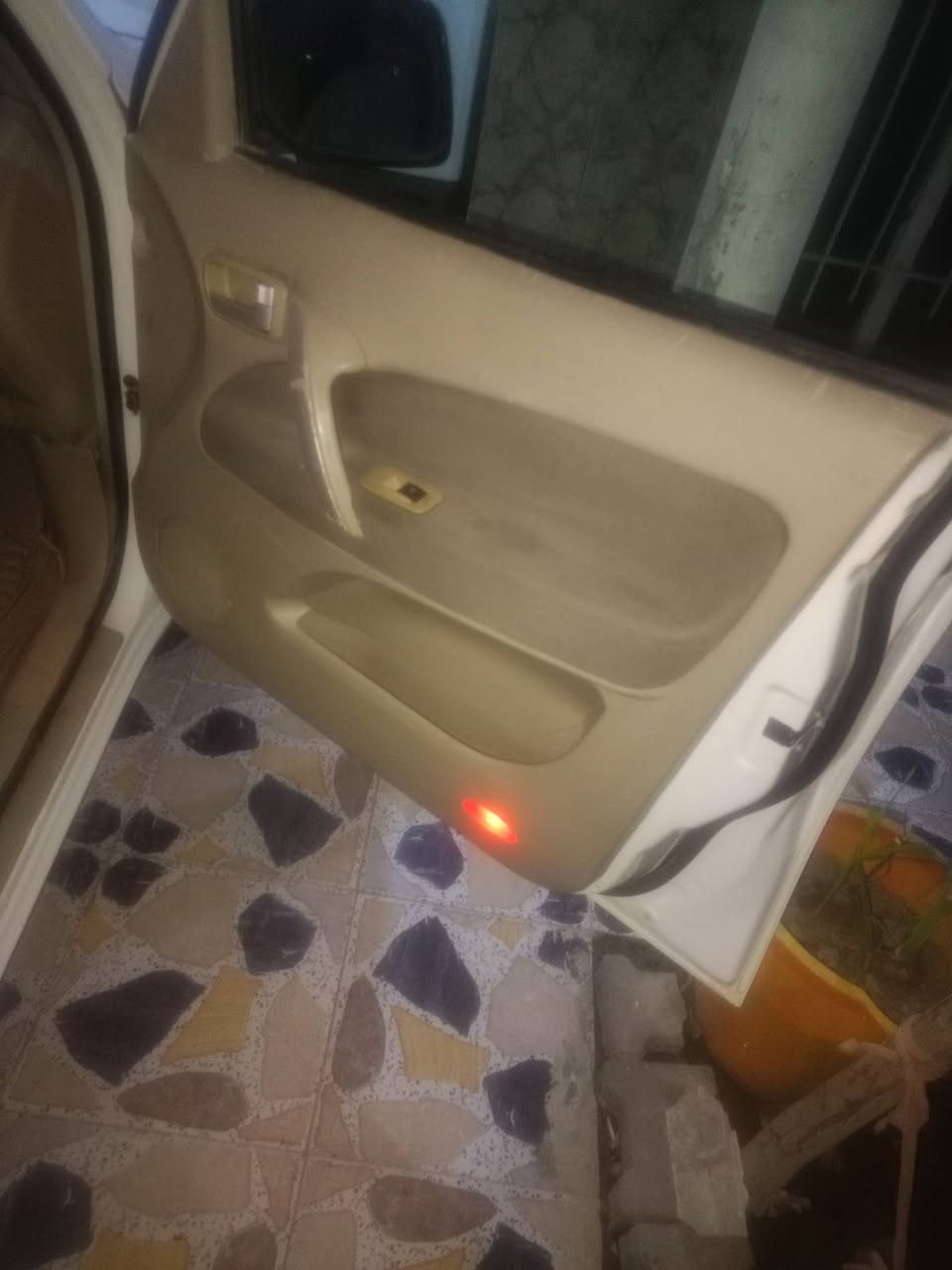 السلام عليكم
تيكو 2012 بغداد سنويه لل29مكفوله ماعدا بارد بالجاملق
تدفئه تبريد ثلج 
كهربائيات كلها شغاله 
شاشه كامرا 
باتري جديد
فتحه بالسقف شغاله تلث حركات

گير ميكانيكي المرغوب 
س..ع..ر..55
وبيها مجال 
***********
