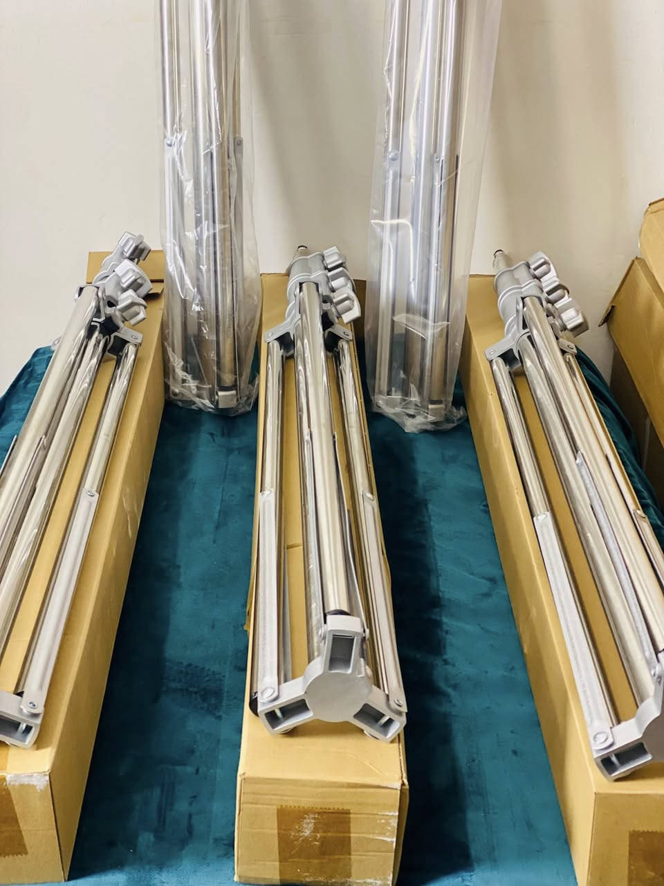 استاند استيل ثقيل جديد غير مستخدم
ارتفاع ثلاث متر الخاص مفتوح 
متوفرًتوصيل***********
