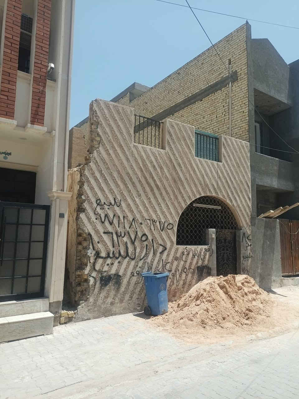 قطعه ارض في حي الغدير محله 706زقاق11قرب ام عبير مساحة 98متر واجه 6 متر نزال 16وربع اتجاه القبلة راجع ***********
