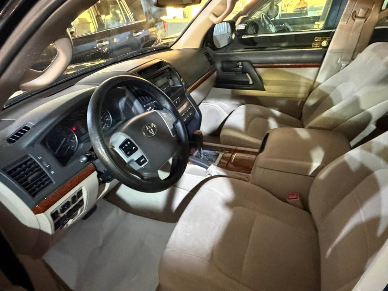 مۆدێل 2013 مواسەفات GXR V8 4.7 شەریکە جیهانە خازو بەنزینە سەیارەکە هیچی نیە گێرومەکینە بەشەرت km196000 بلادی رقم *********** أربيل, العراق
