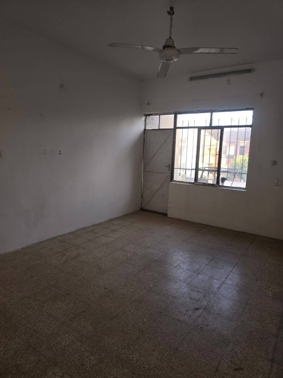 شقه للايجار في حي الرفاق قرب الروضه المحمدية طابق ثاني نضيفه حيل 2نوم واستقبال ومطبخ  وحمام وكراج وسطح راجع إلى مكتب الفاتح الجديد للعقار ***********/***********
